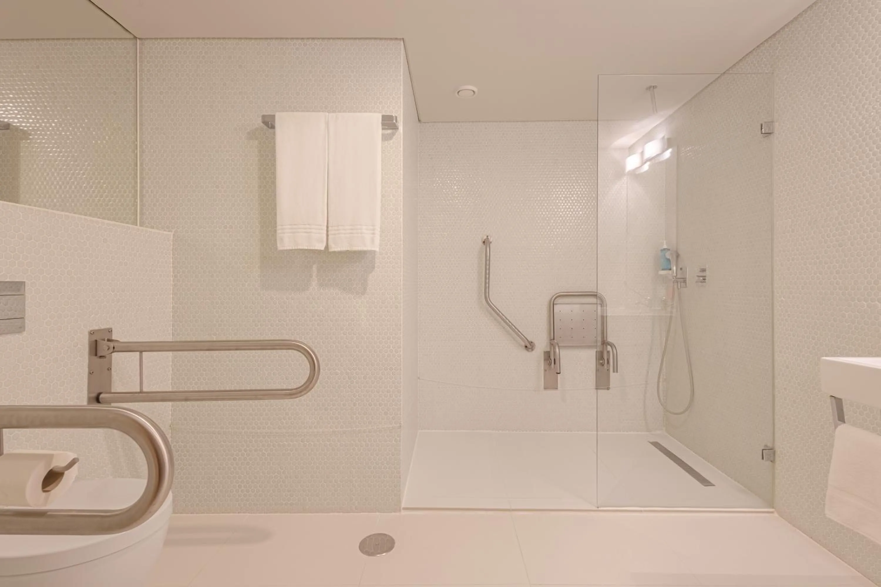 Shower in Moov Hotel Porto Norte