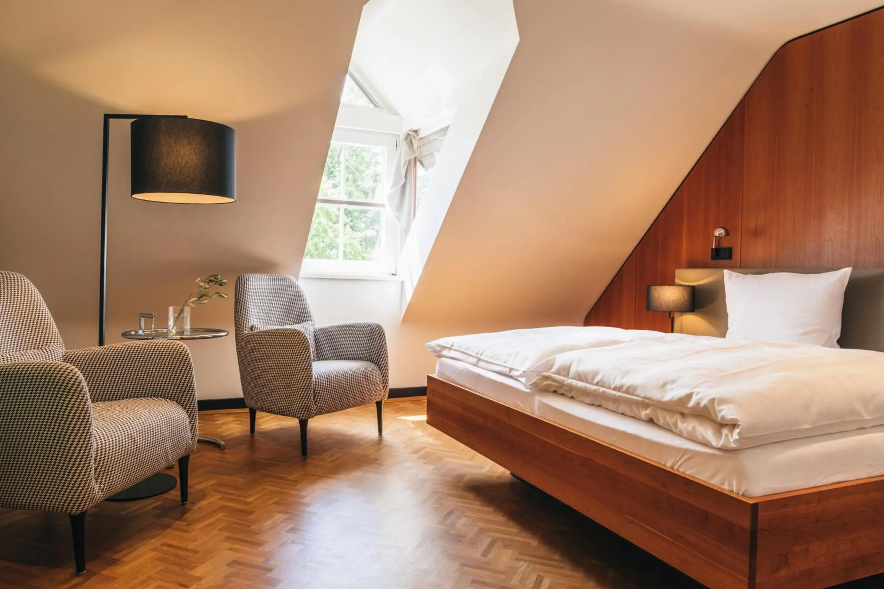 Small double room with sloping roof - single occupancy in Consulat des Weins Small double room with sloping roof - single occupancy in Consulat des Weins