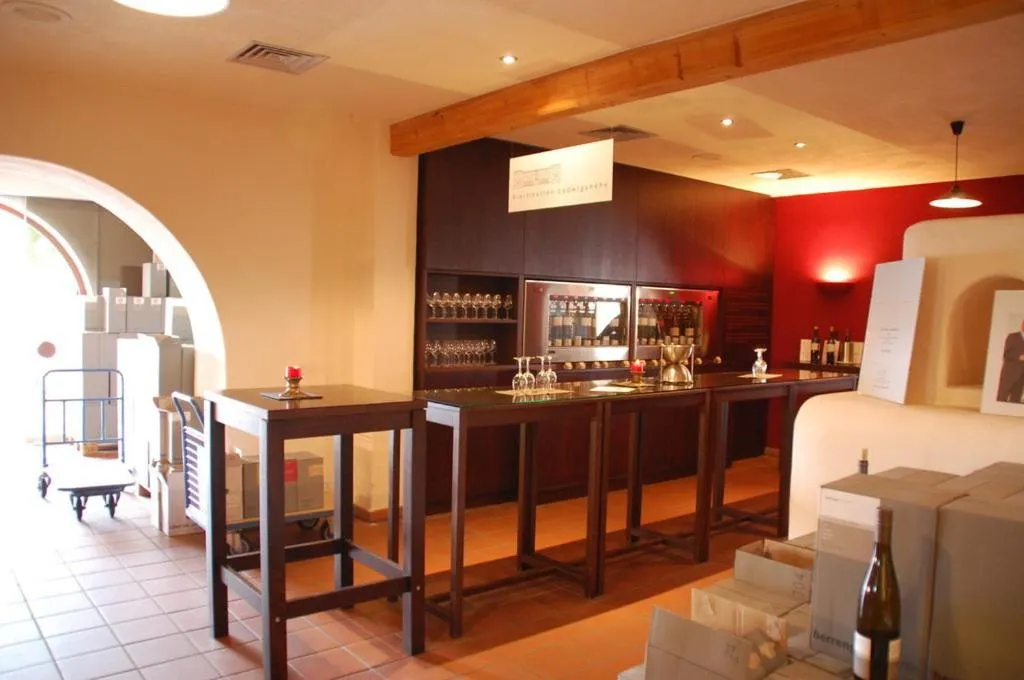 Decorative detail in Consulat des Weins