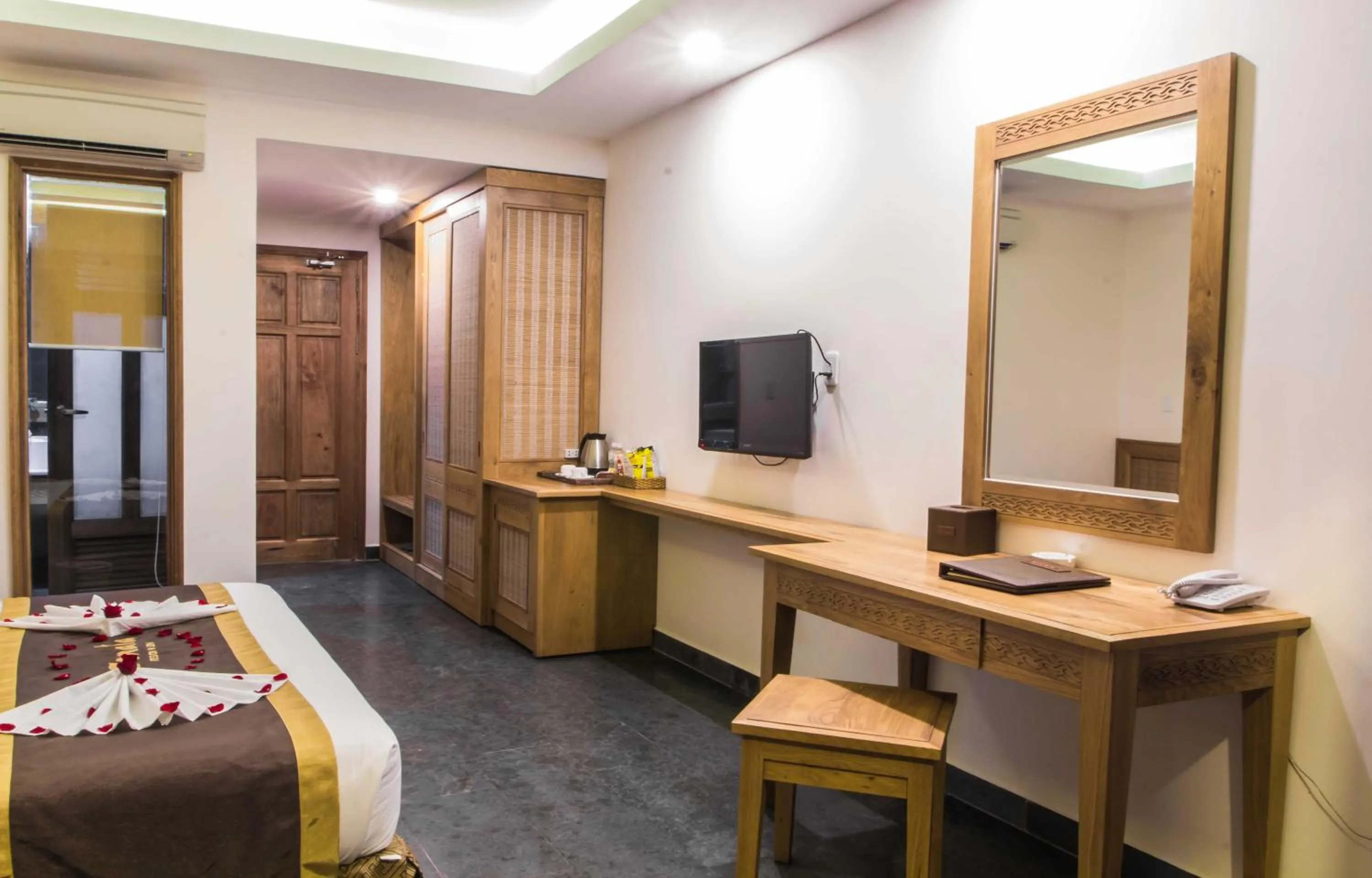 Coffee/tea facilities, Bed in Sonata Resort & Spa