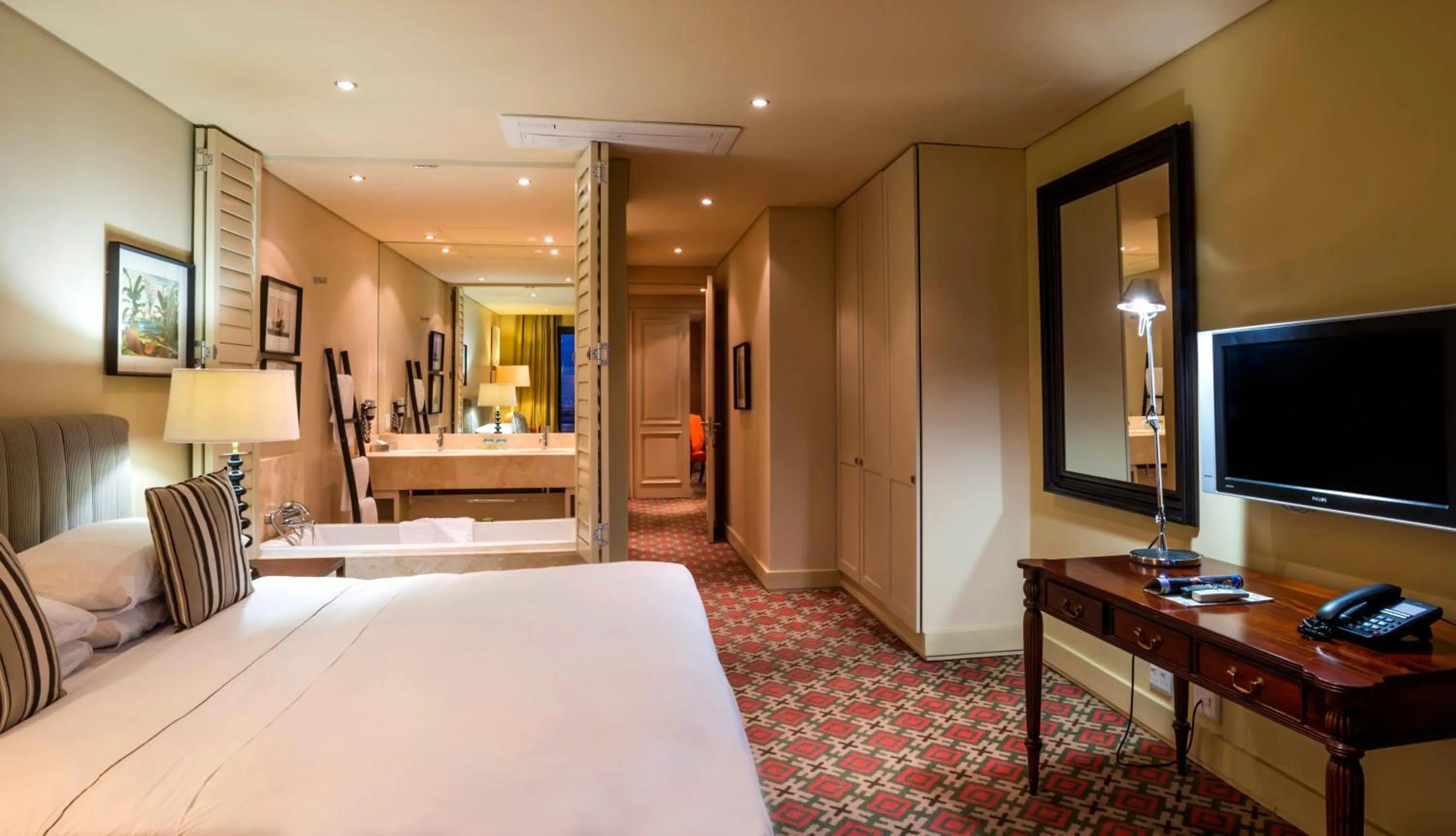 Bedroom, Bed in Royal Palm Hotel