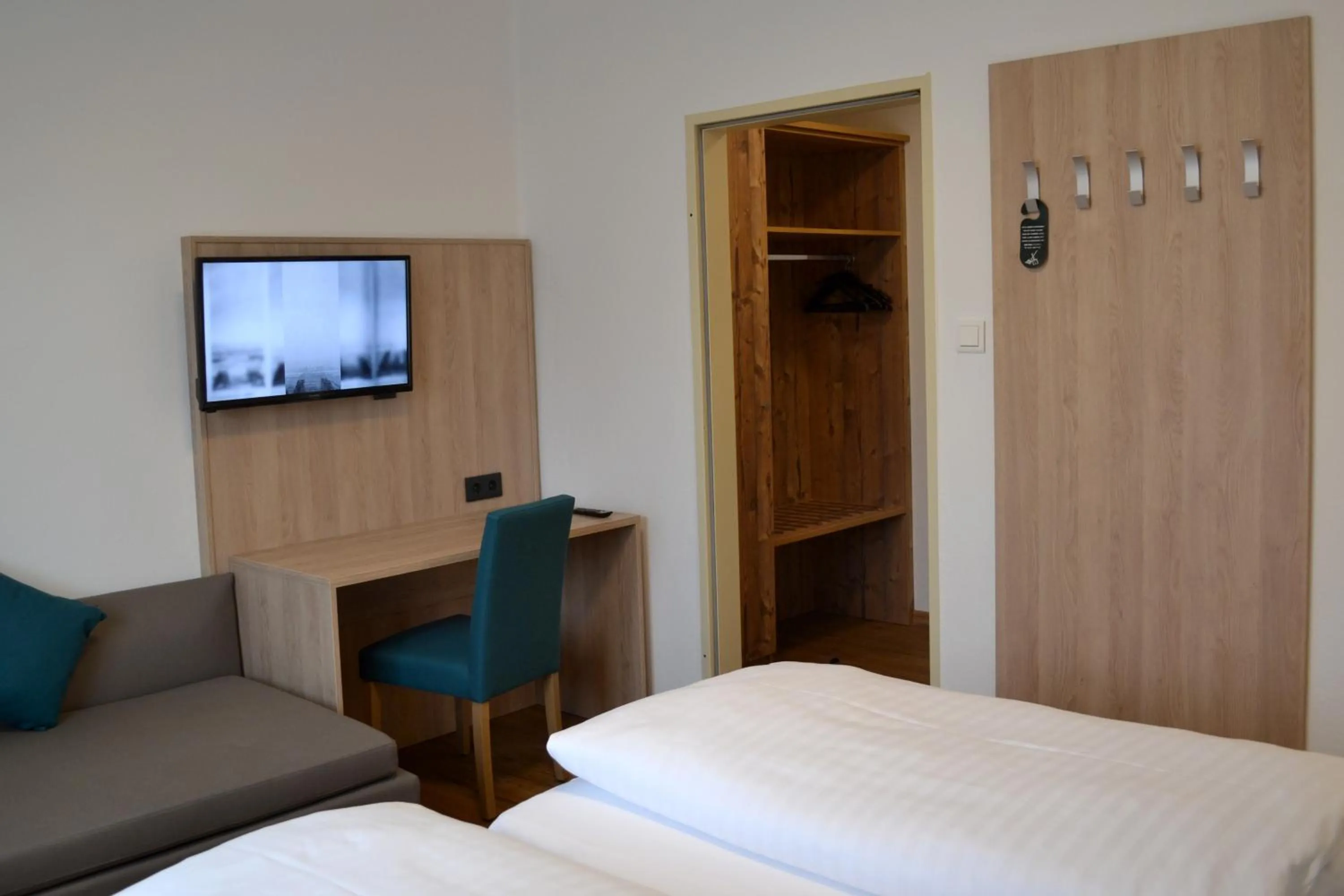 TV and multimedia, Bed in Gasthof Kranerwirt