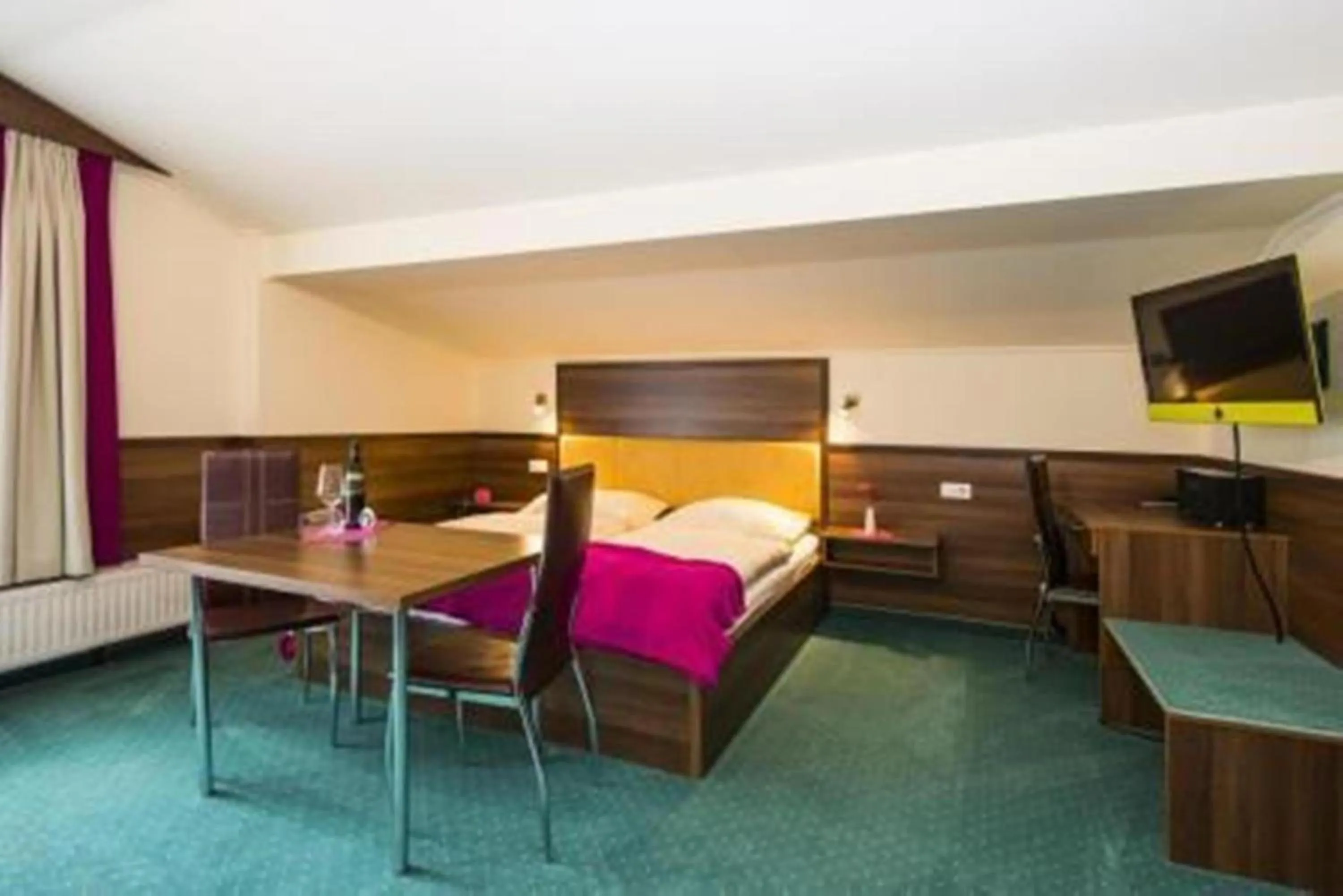 Photo of the whole room in smartHOTEL