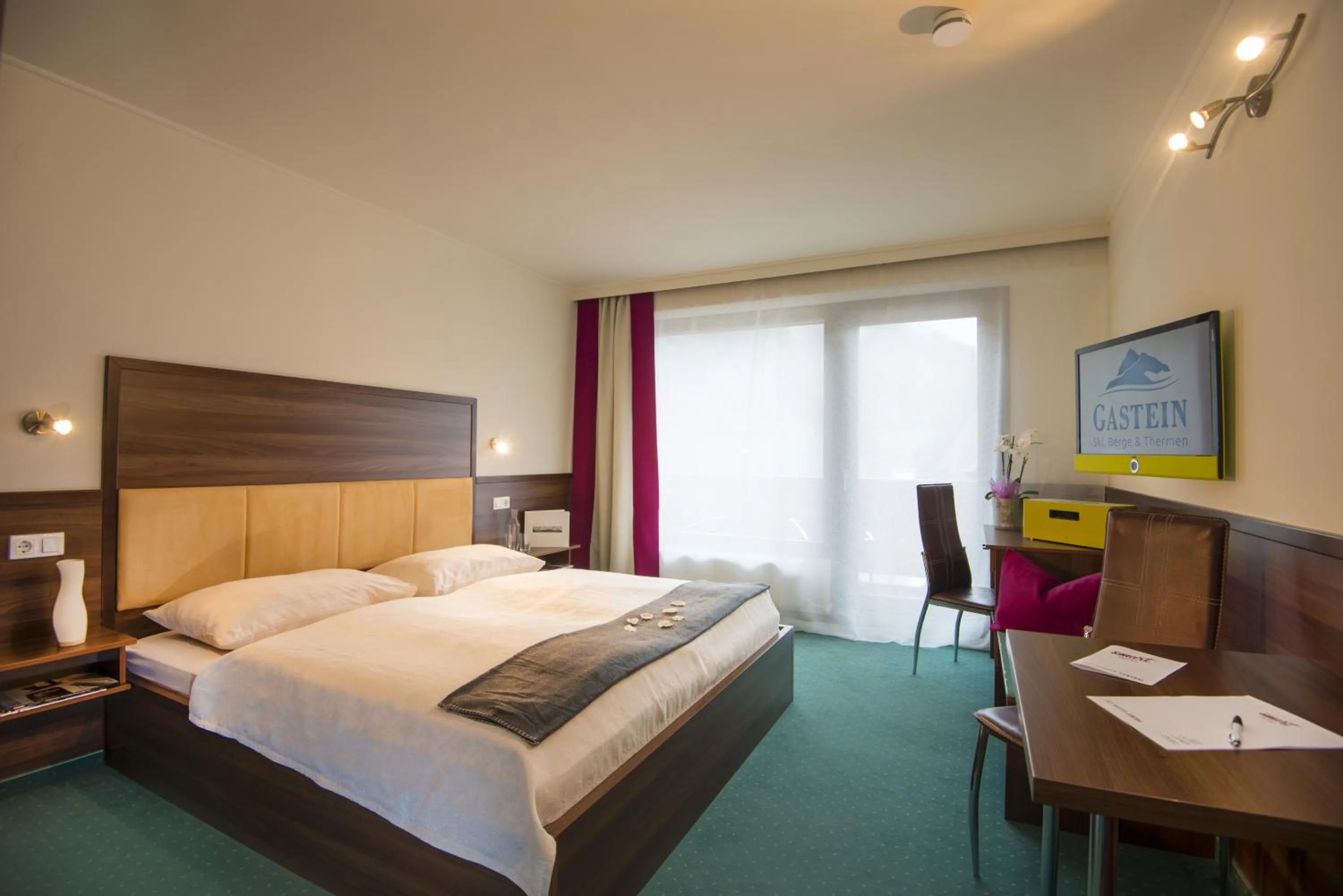 Photo of the whole room, Bed in smartHOTEL