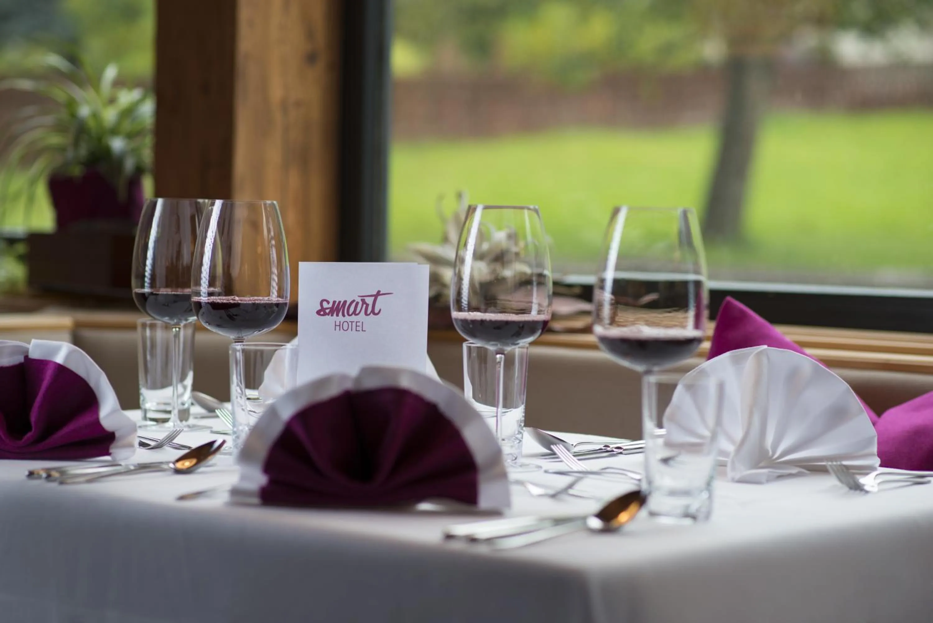 Restaurant/places to eat in smartHOTEL