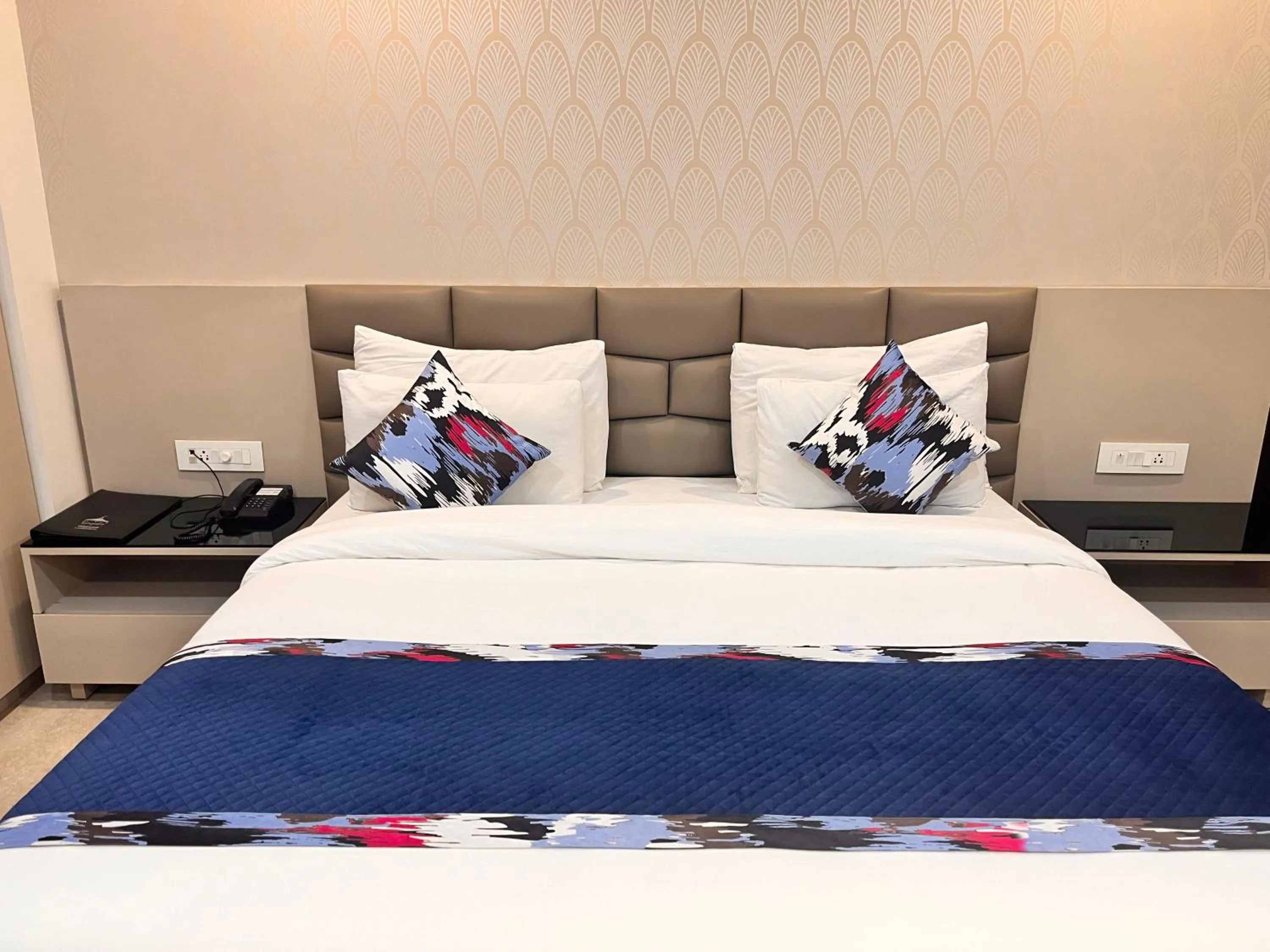 Bed in Gazebo Inn & Suites Medanta