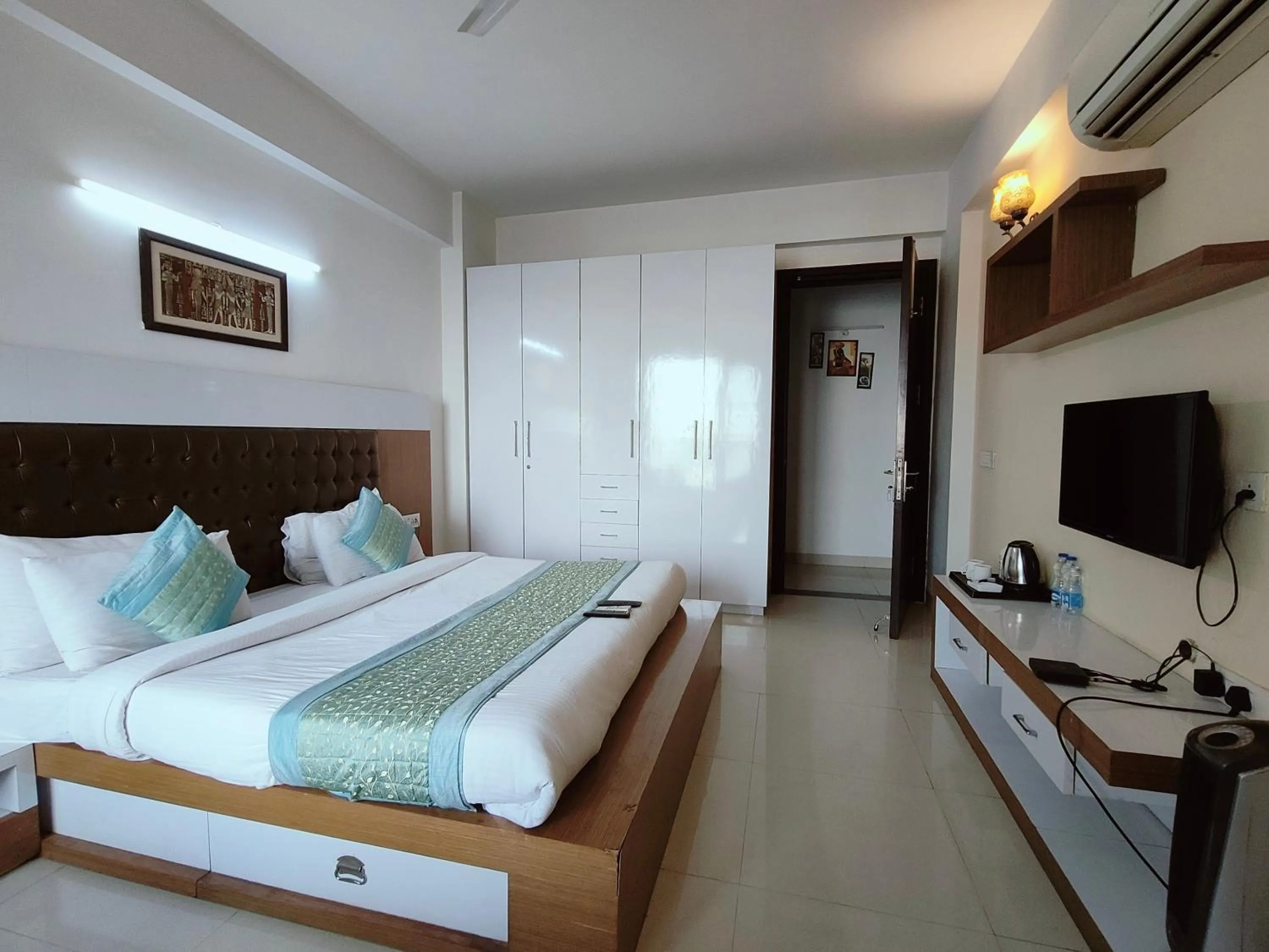 Bed in Gazebo Inn & Suites Medanta