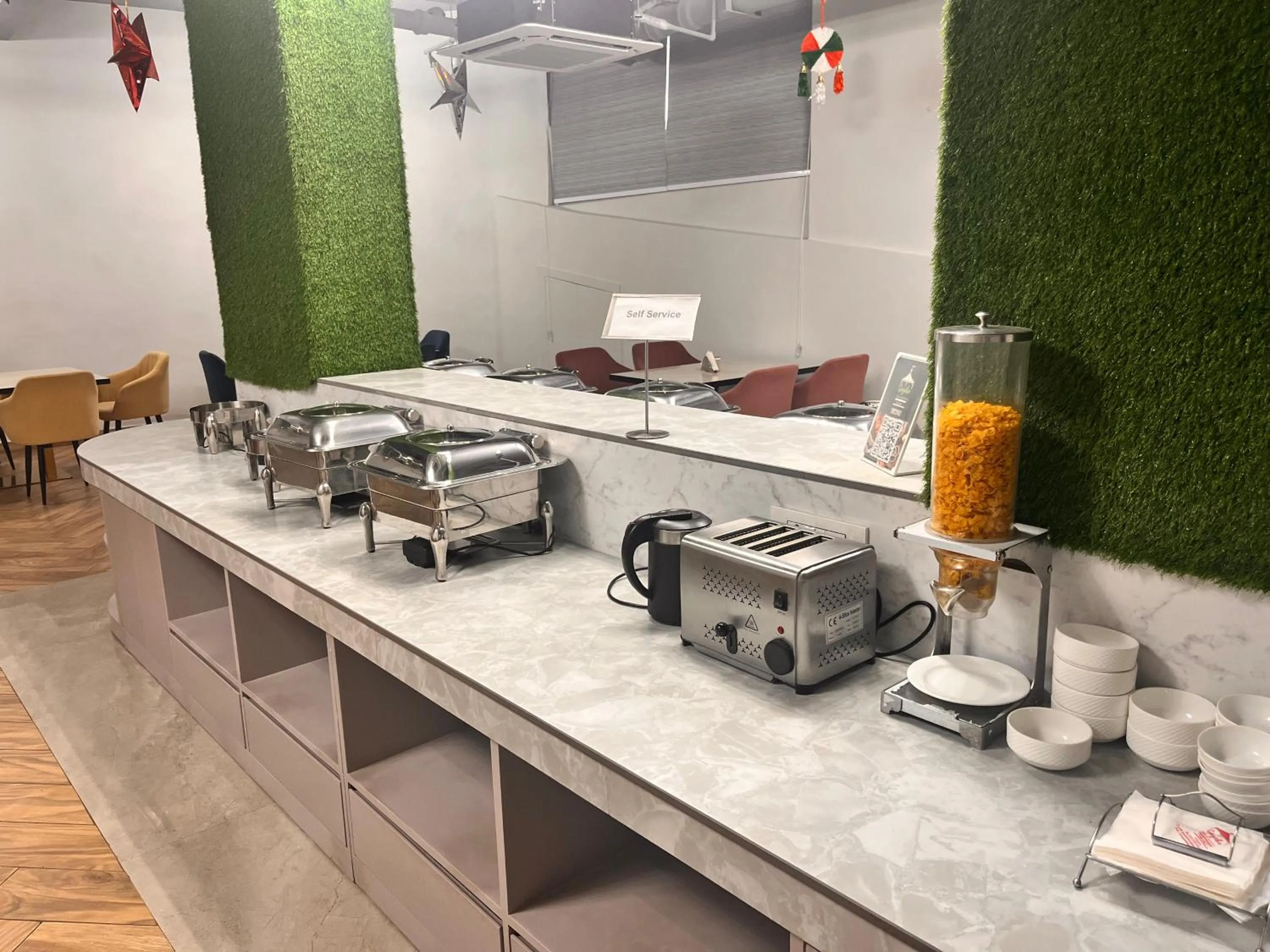 Buffet breakfast in Gazebo Inn & Suites Medanta