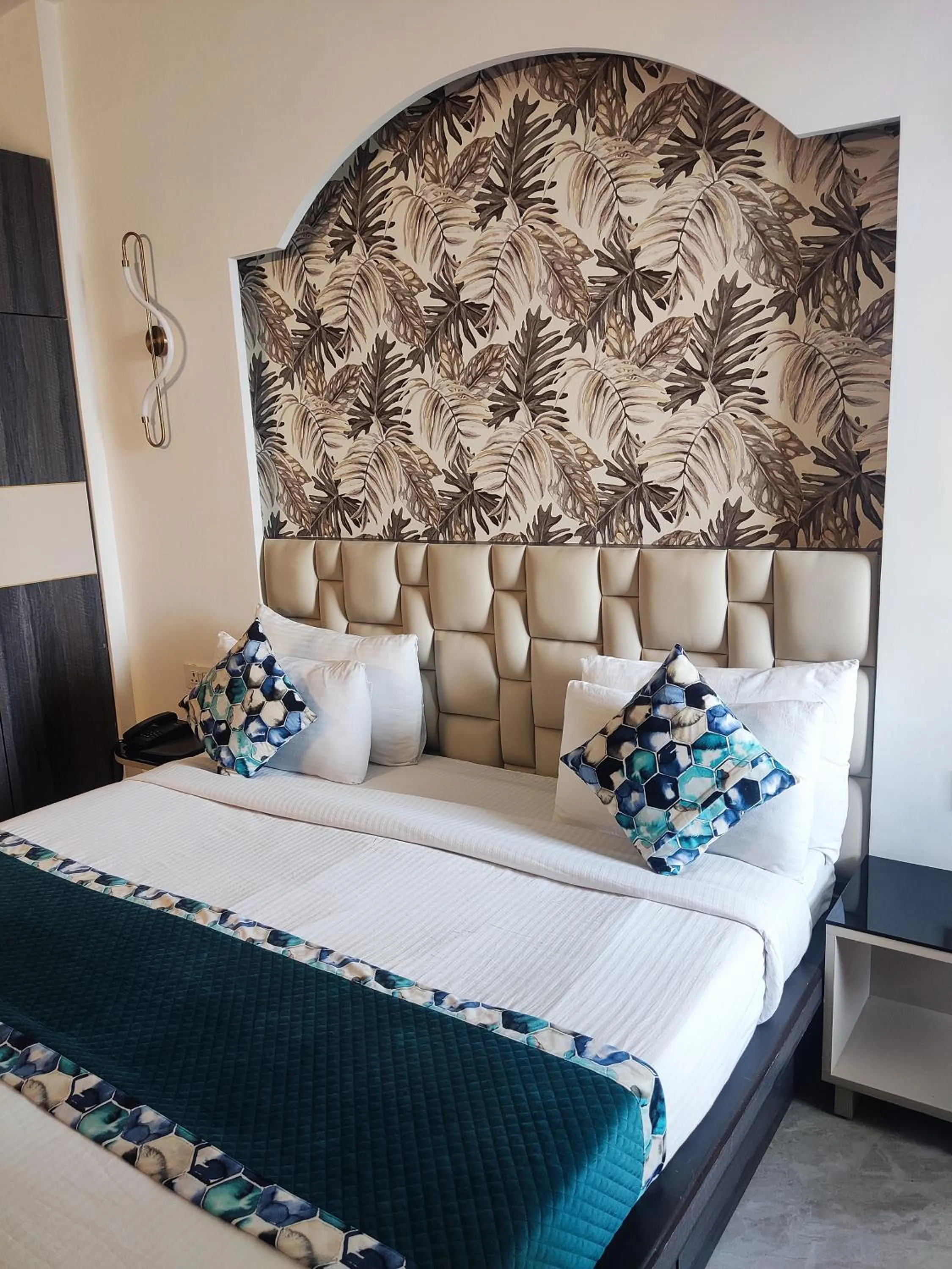 Bed in Gazebo Inn & Suites Medanta