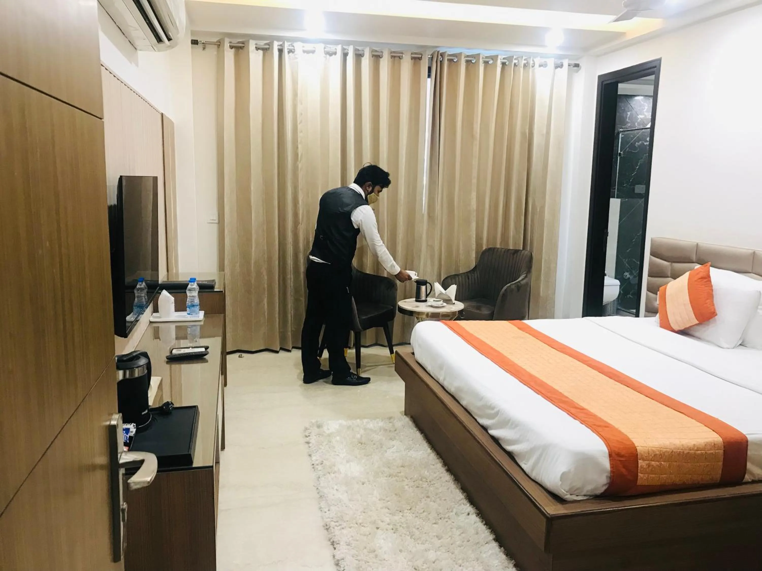 Bedroom, Bed in Gazebo Inn & Suites Medanta