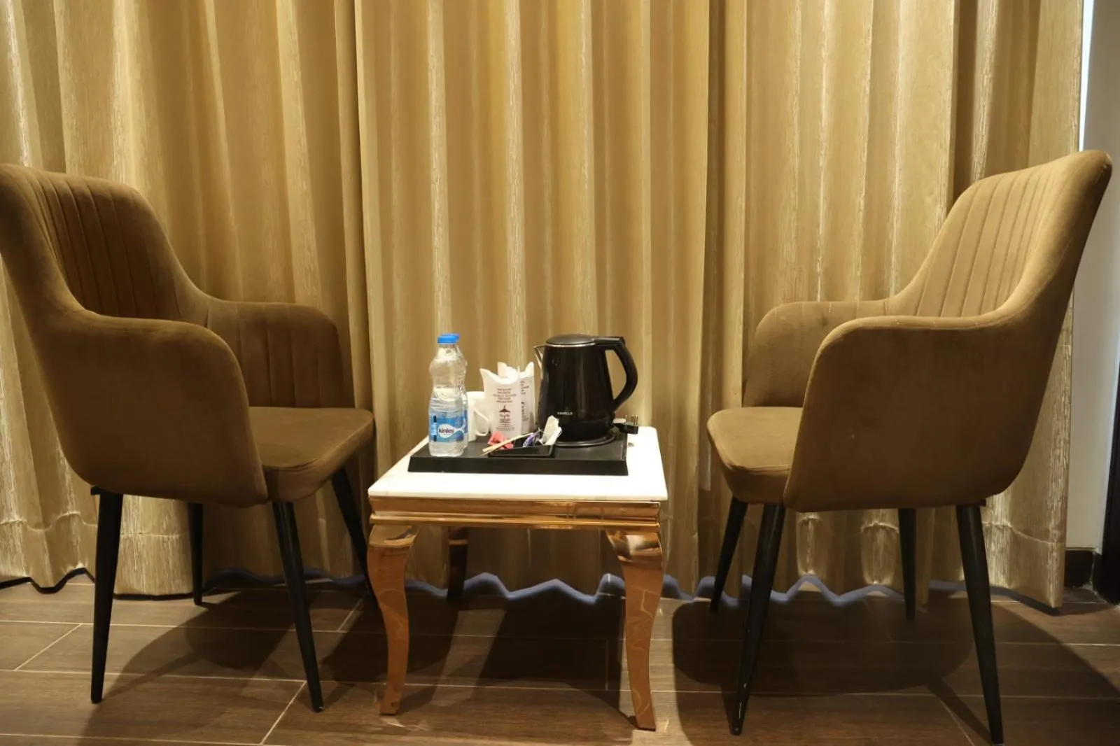 Seating area in Gazebo Inn & Suites Medanta