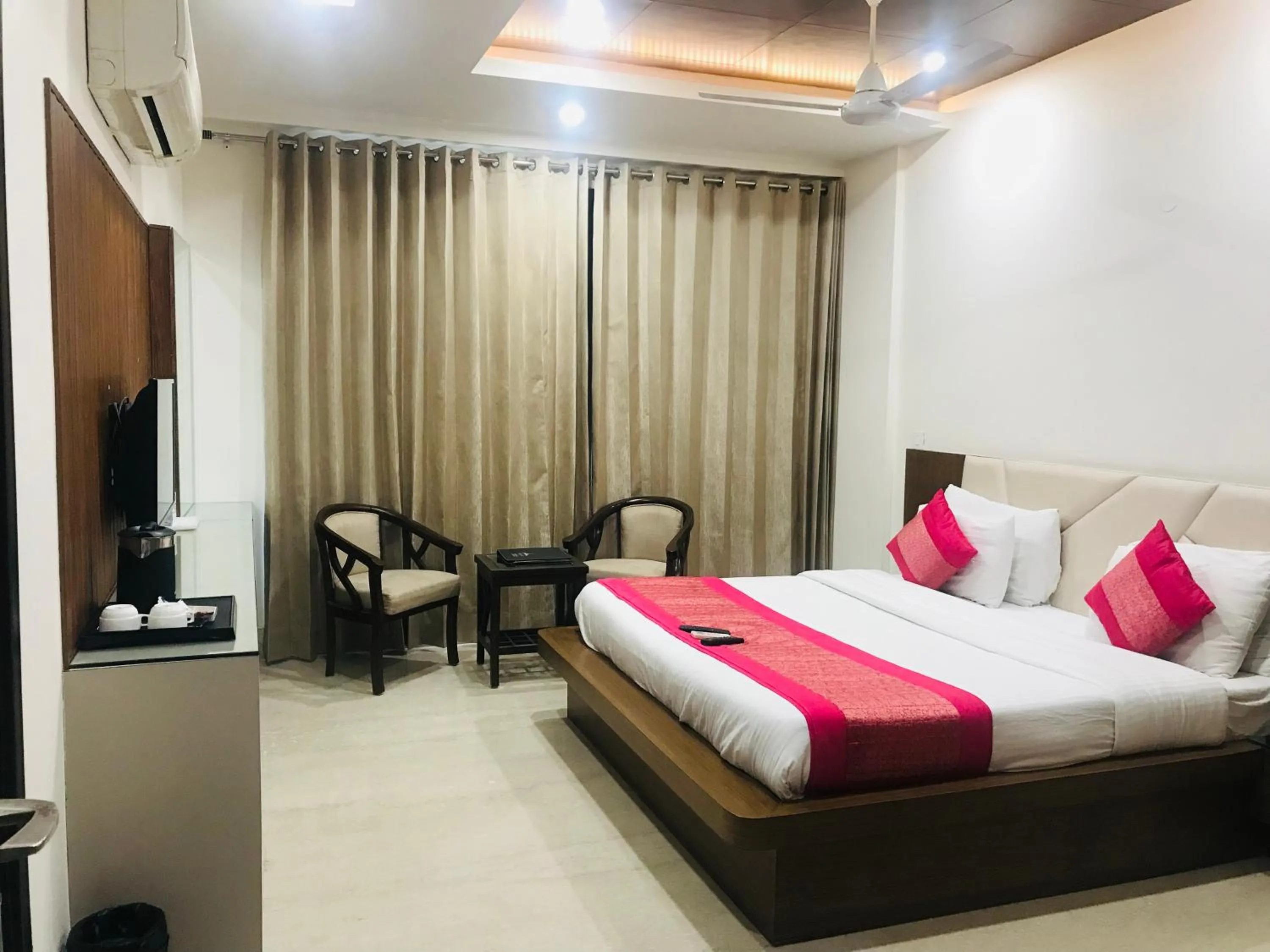 Bedroom, Bed in Gazebo Inn & Suites Medanta