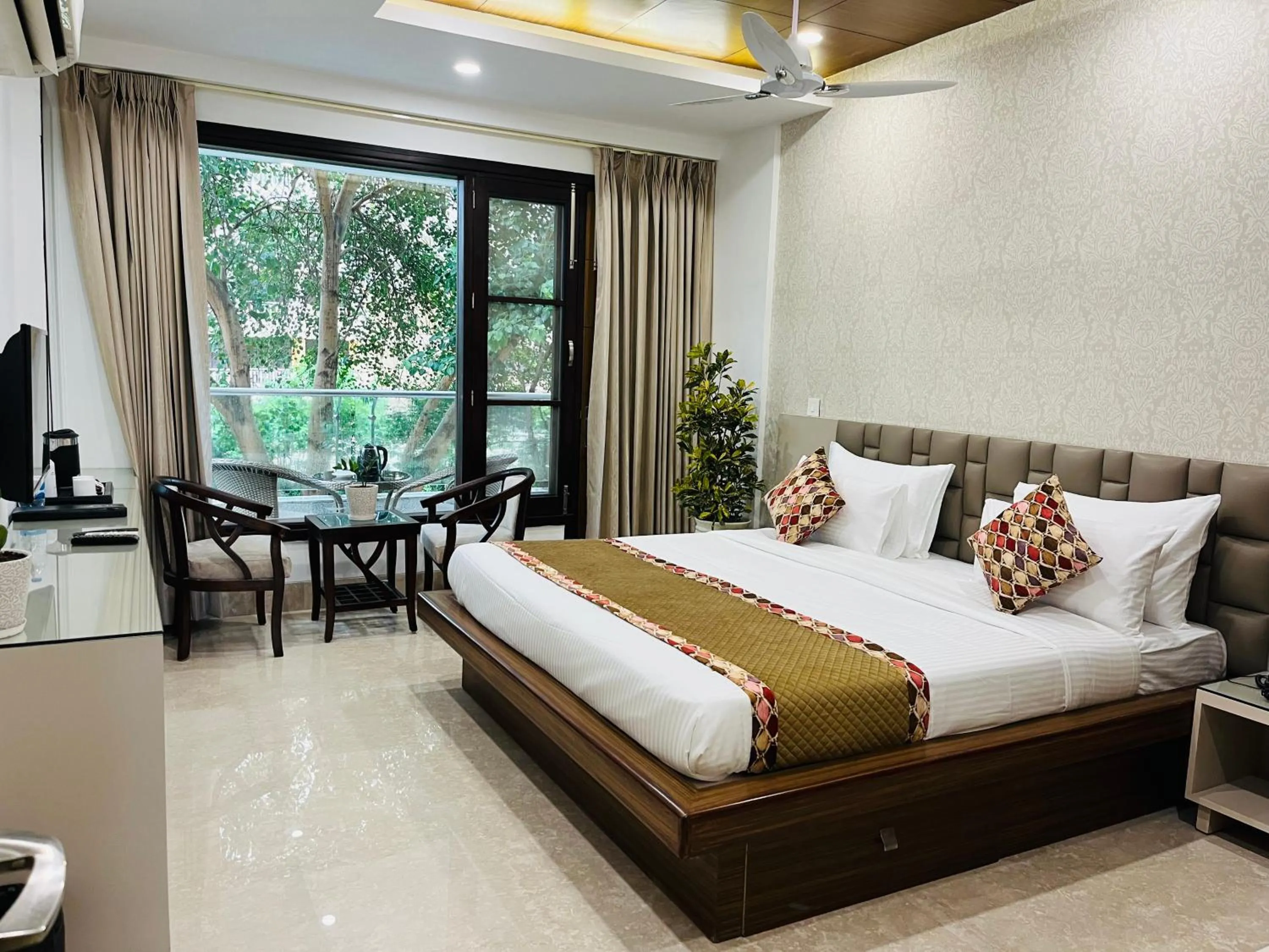 Bedroom, Bed in Gazebo Inn & Suites Medanta