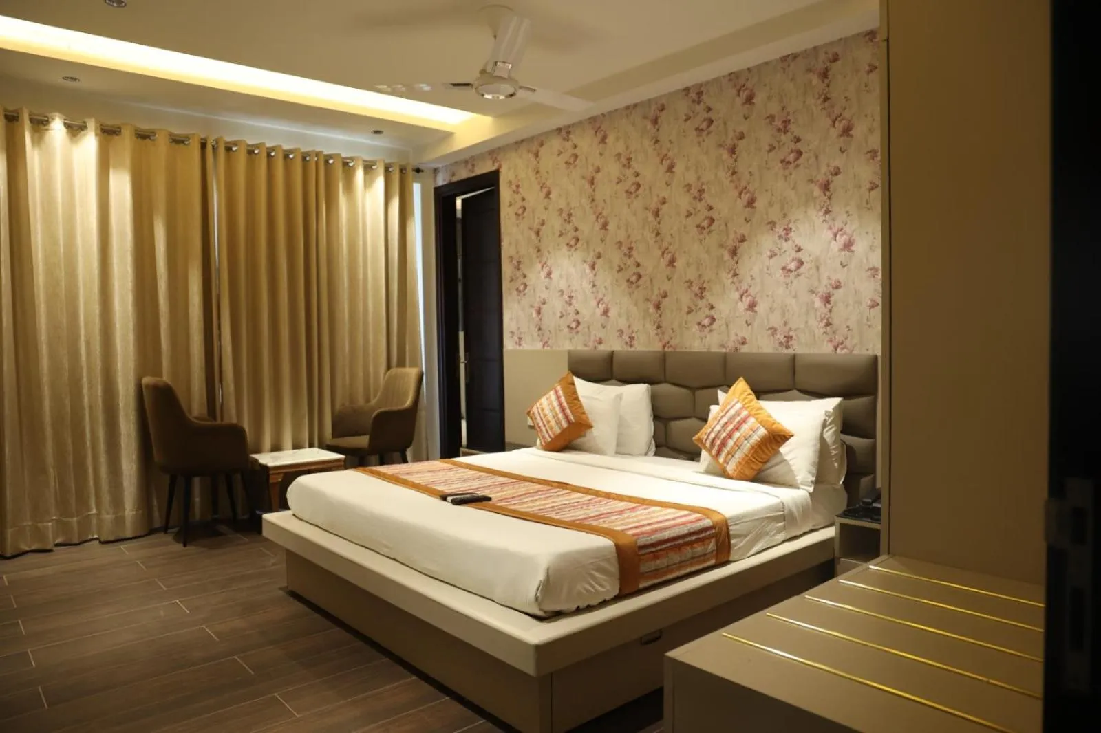 Bed in Gazebo Inn & Suites Medanta