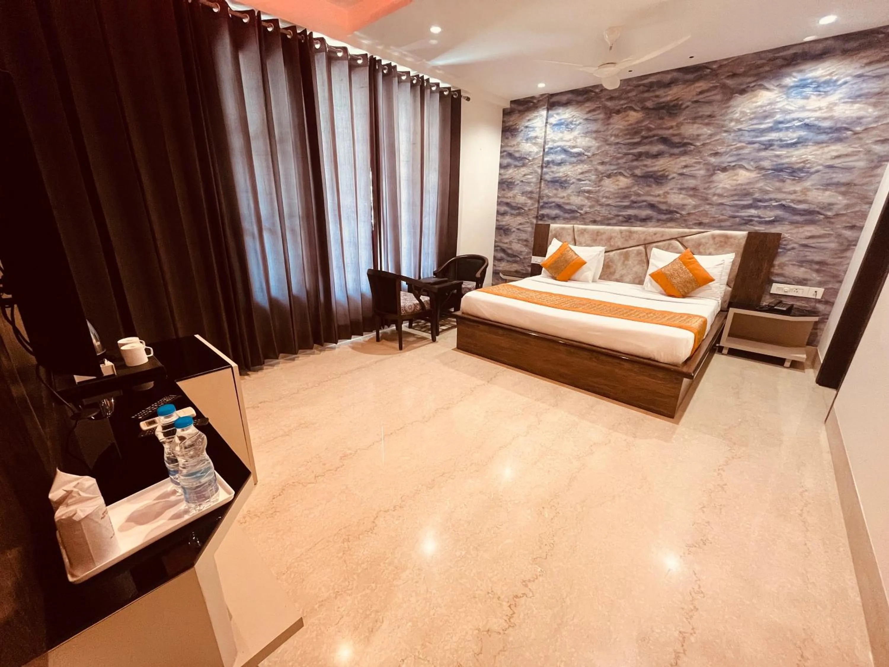 Bedroom, Bed in Gazebo Inn & Suites Medanta