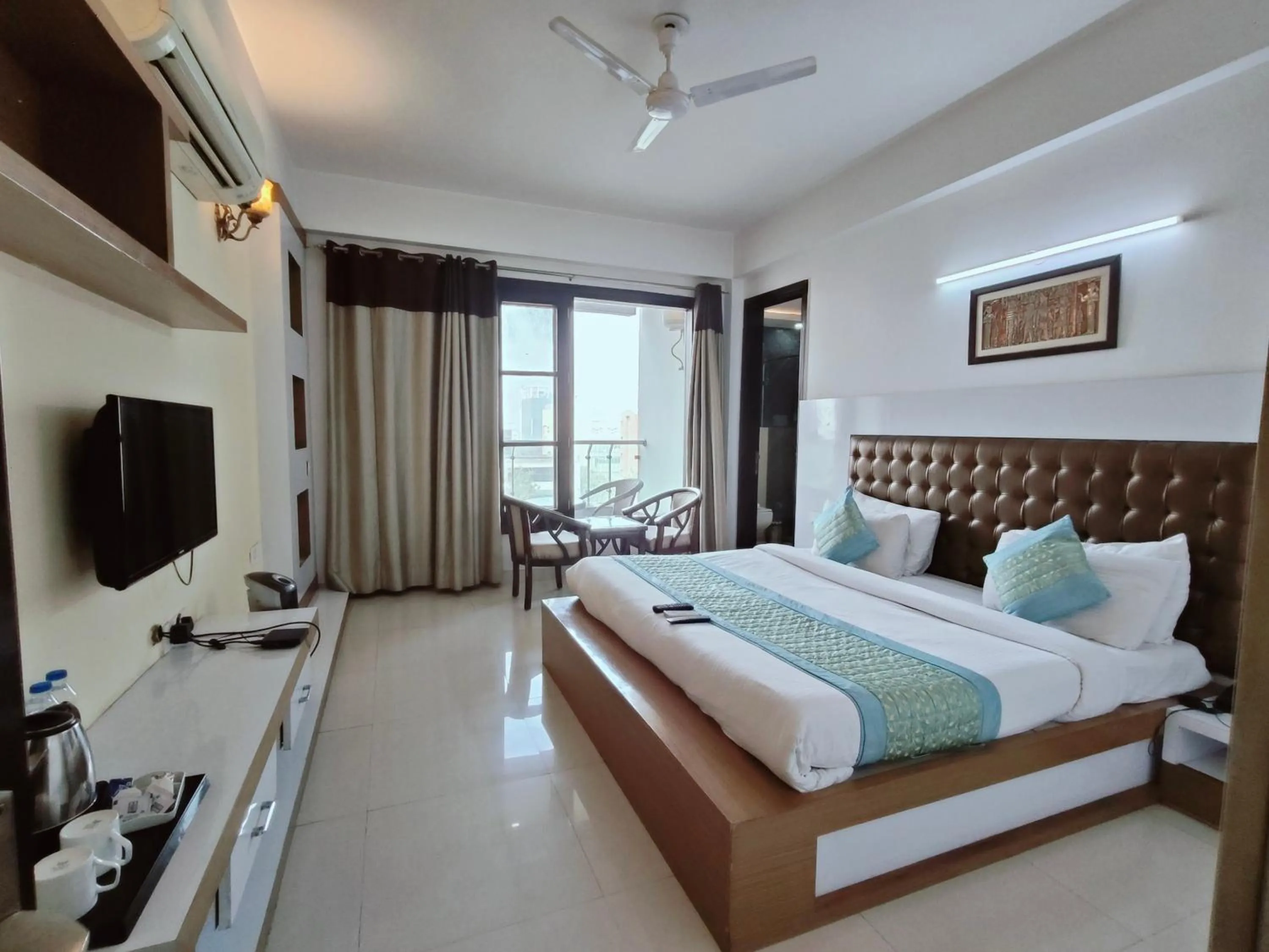 Bed in Gazebo Inn & Suites Medanta