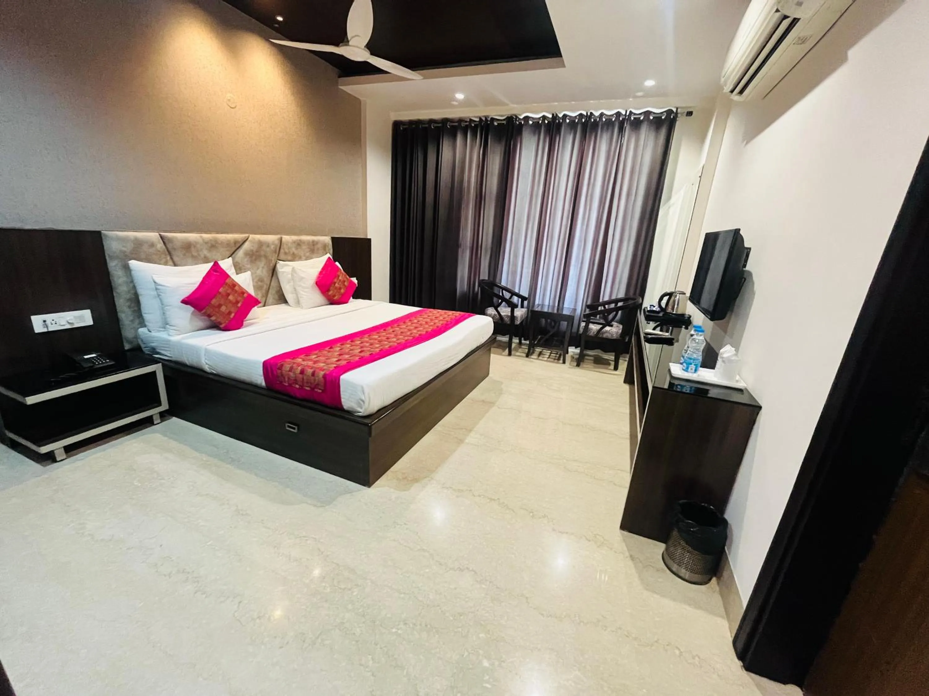 Bed in Gazebo Inn & Suites Medanta