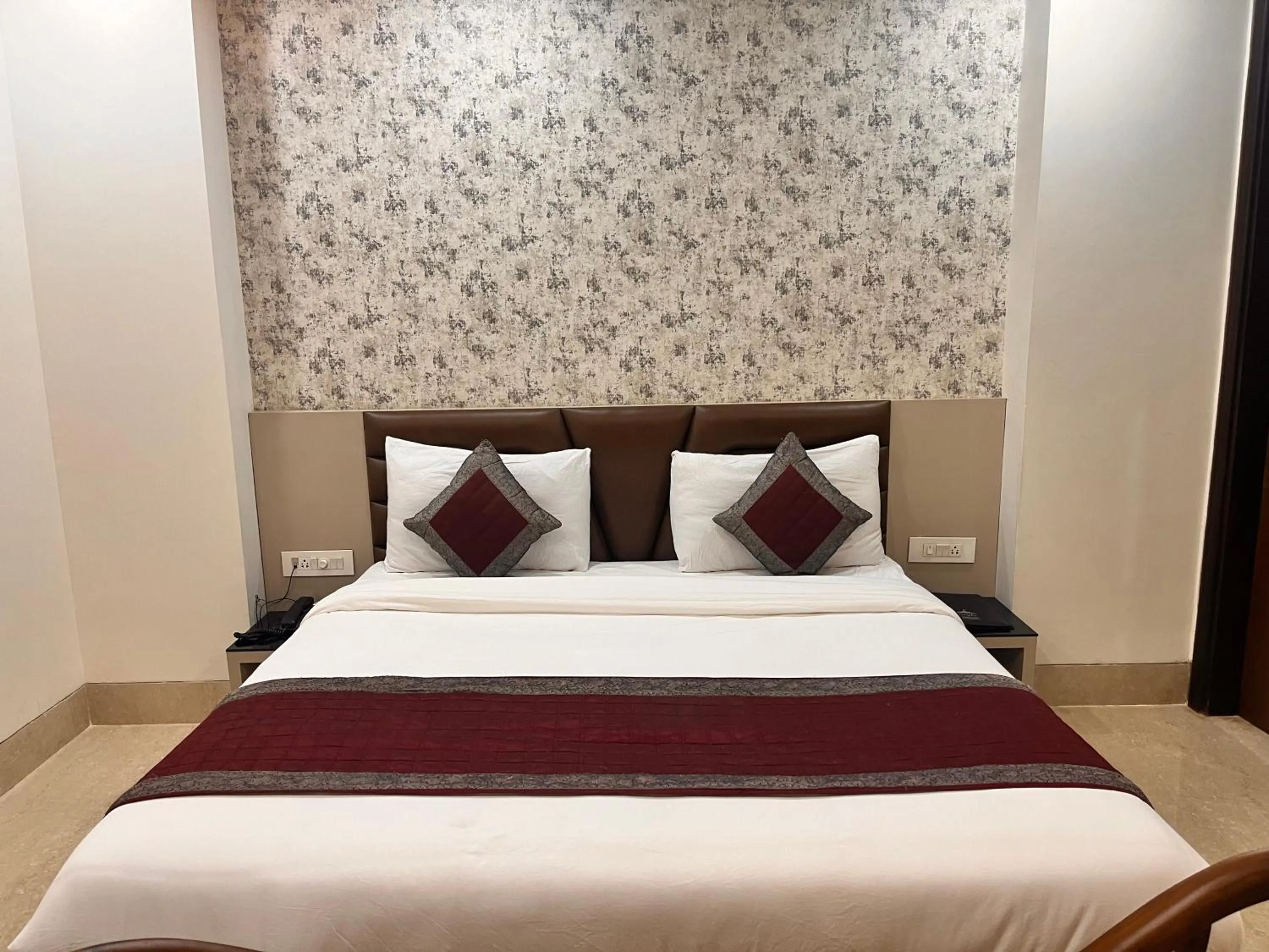 Bedroom, Bed in Gazebo Inn & Suites Medanta