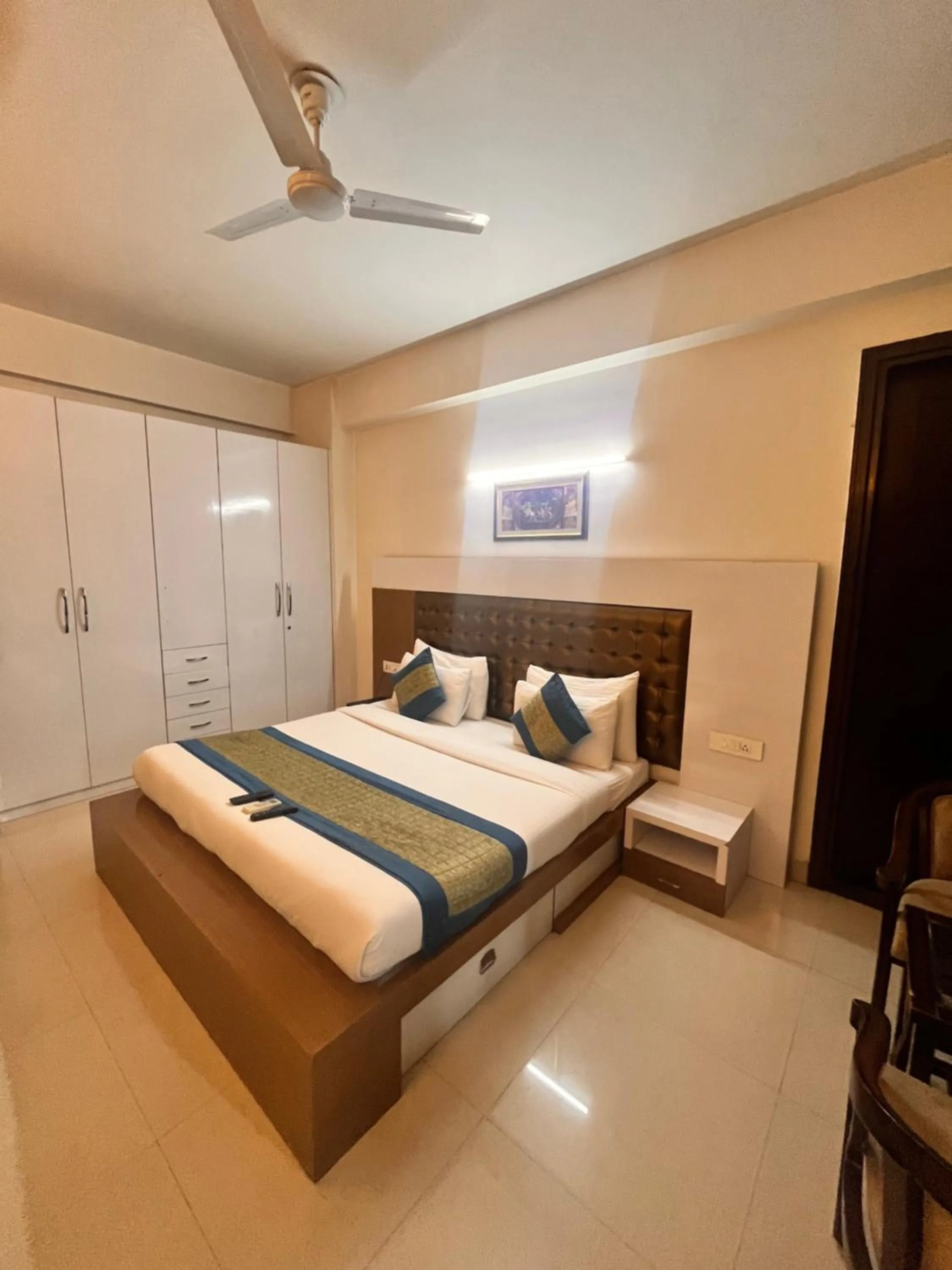 Bed in Gazebo Inn & Suites Medanta