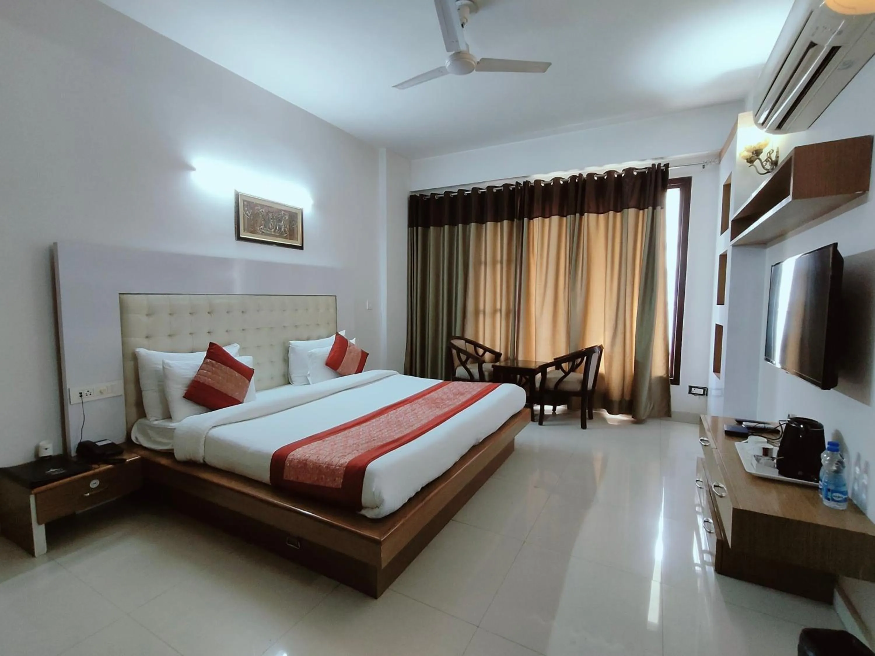 Bed in Gazebo Inn & Suites Medanta