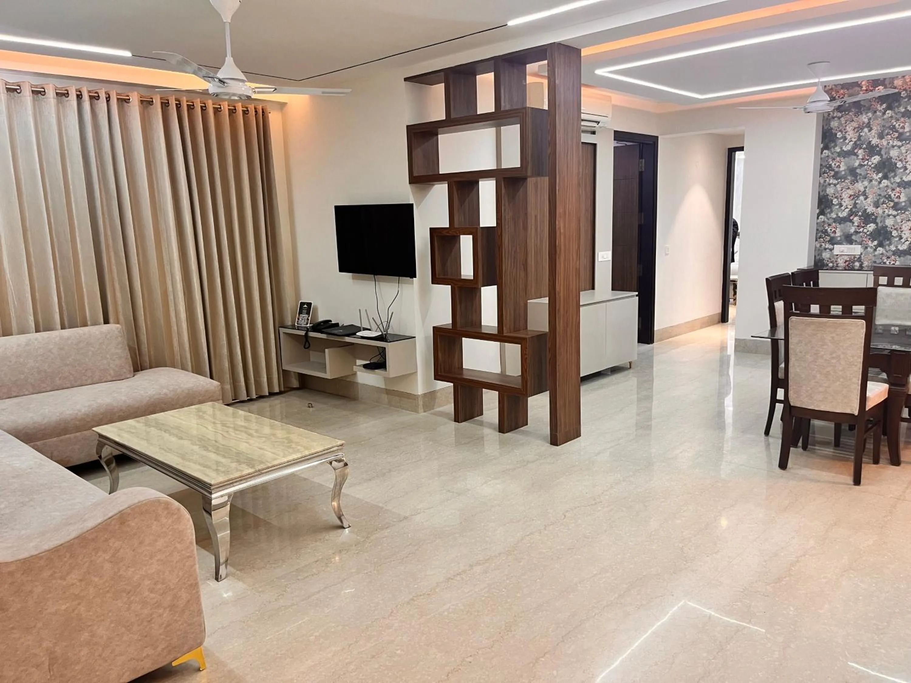 Communal lounge/ TV room in Gazebo Inn & Suites Medanta