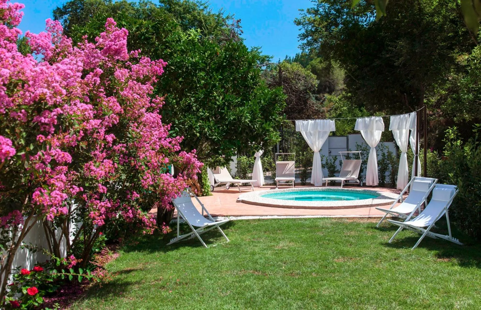 Hot Tub in B&B Il Casale di Monserrato