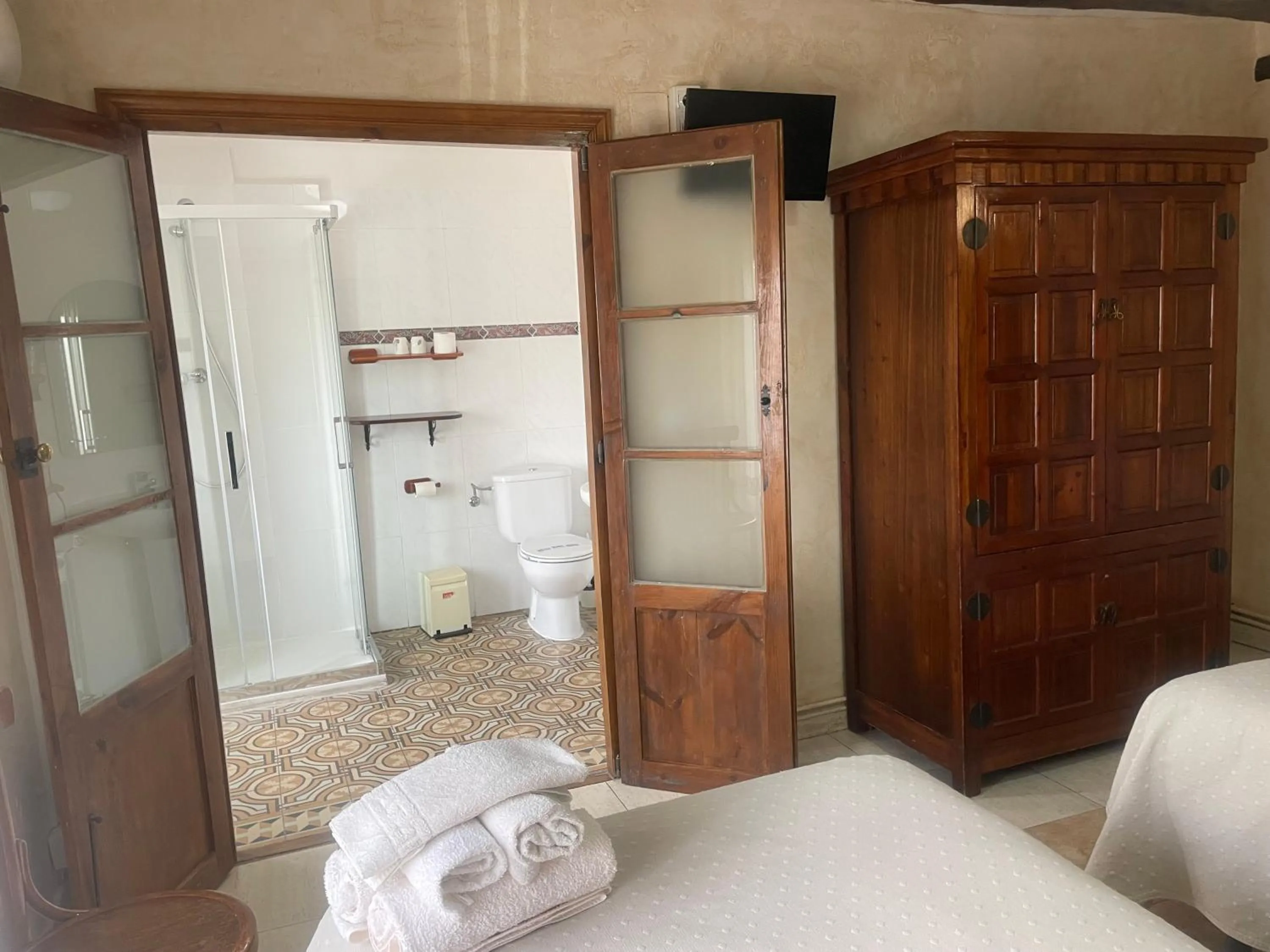 Bathroom, Bed in Casa Rural "La Bardena Blanca I "