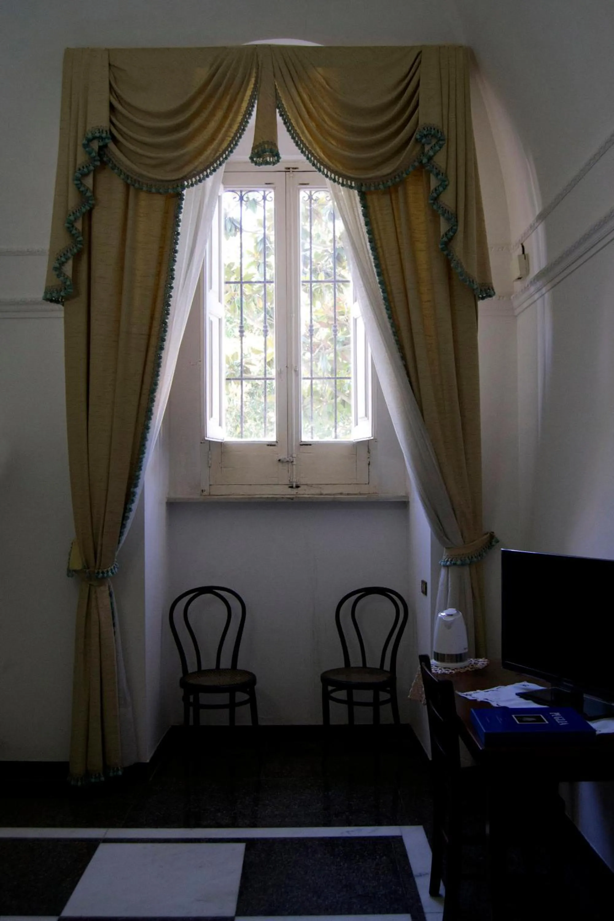 Decorative detail in 100 Craste