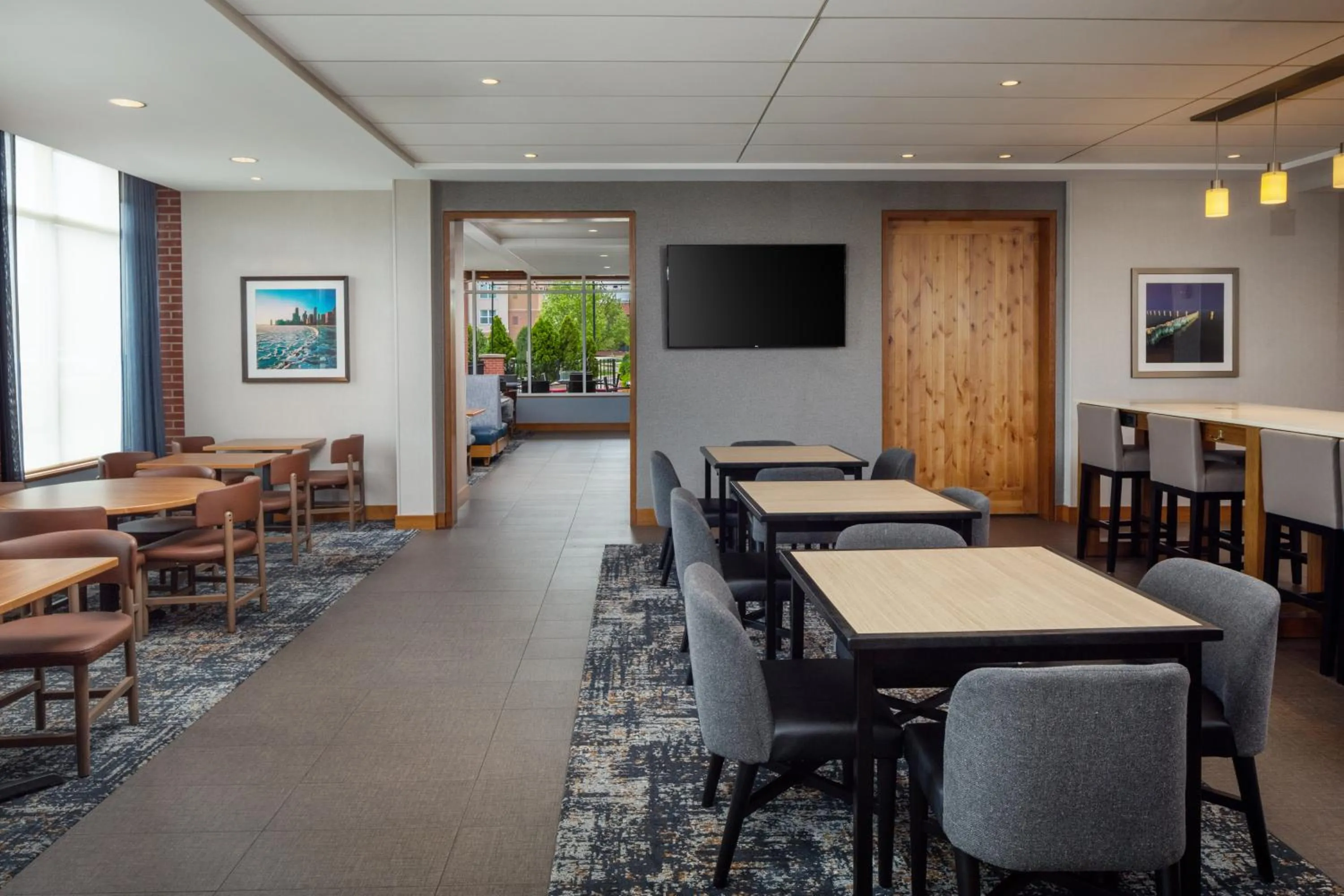 Dining area in Hyatt Place Chicago Midway Airport