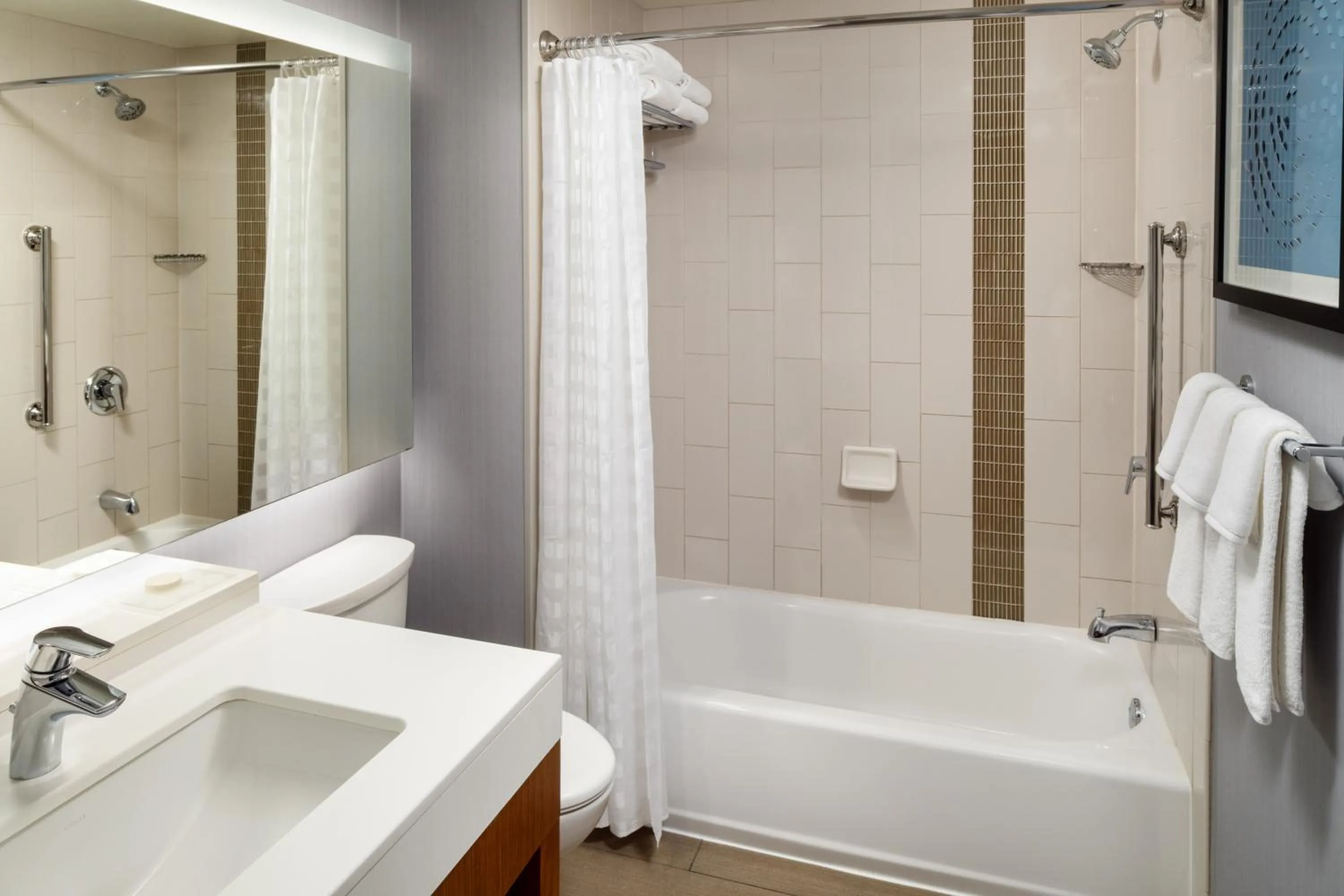 Bathroom in Hyatt Place Chicago Midway Airport