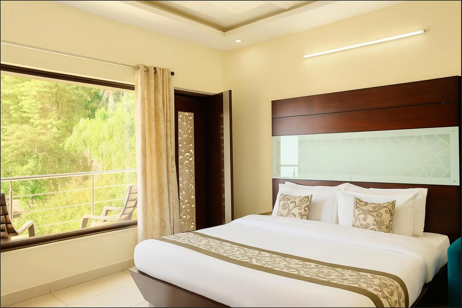 Bed in Hotel Winter Line Inn Near St Francis Monastery