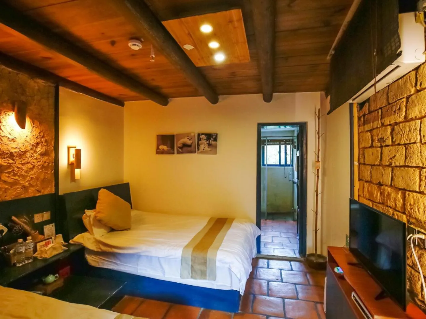 On site, Bed in Tulou Herongzhuang Inn