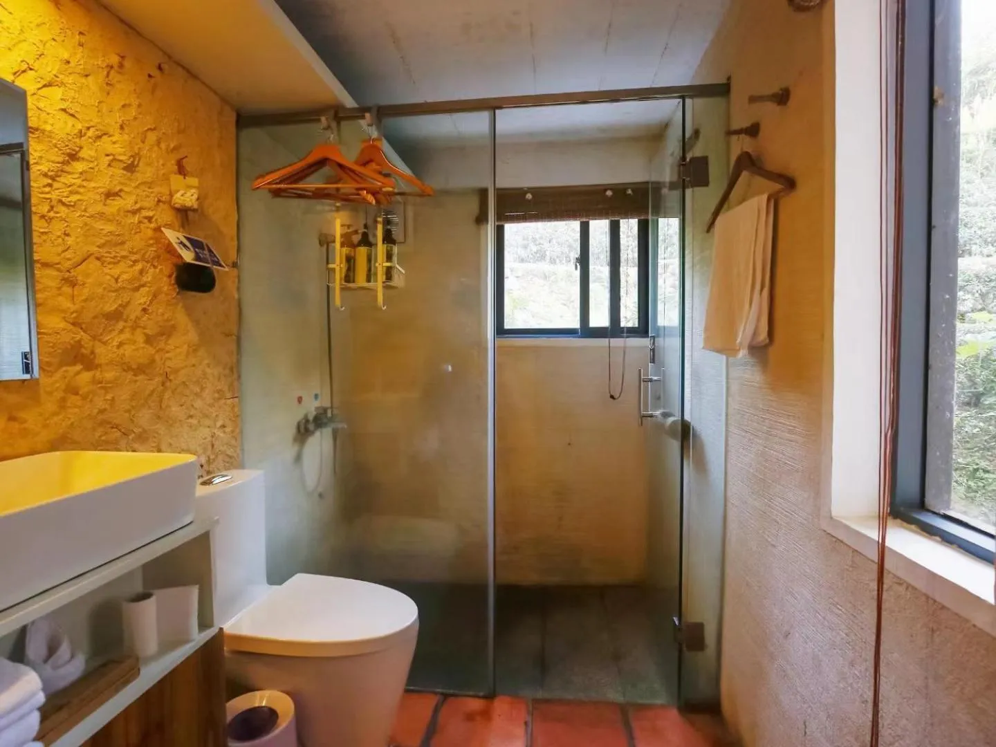 Shower in Tulou Herongzhuang Inn