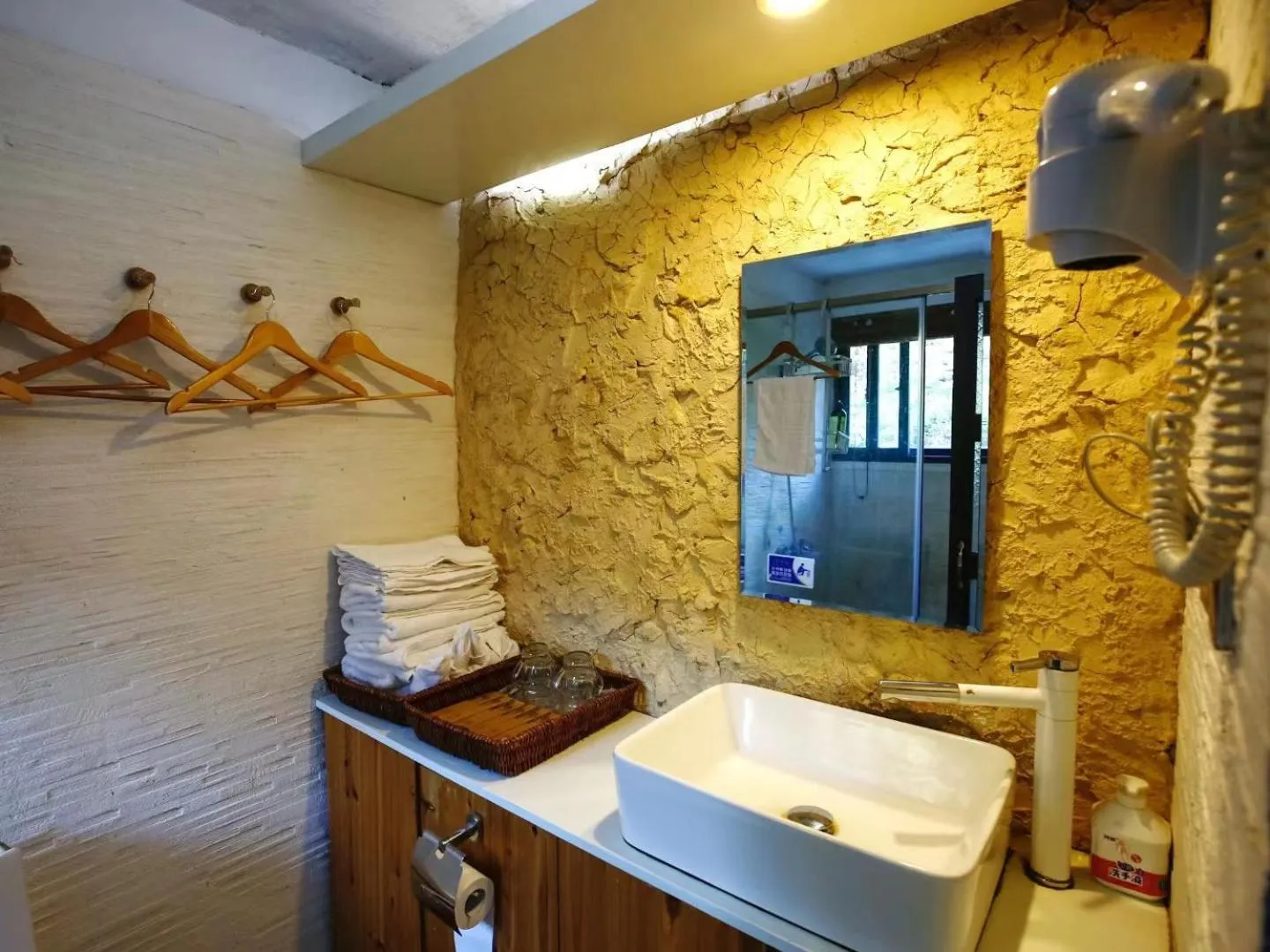 Shower in Tulou Herongzhuang Inn