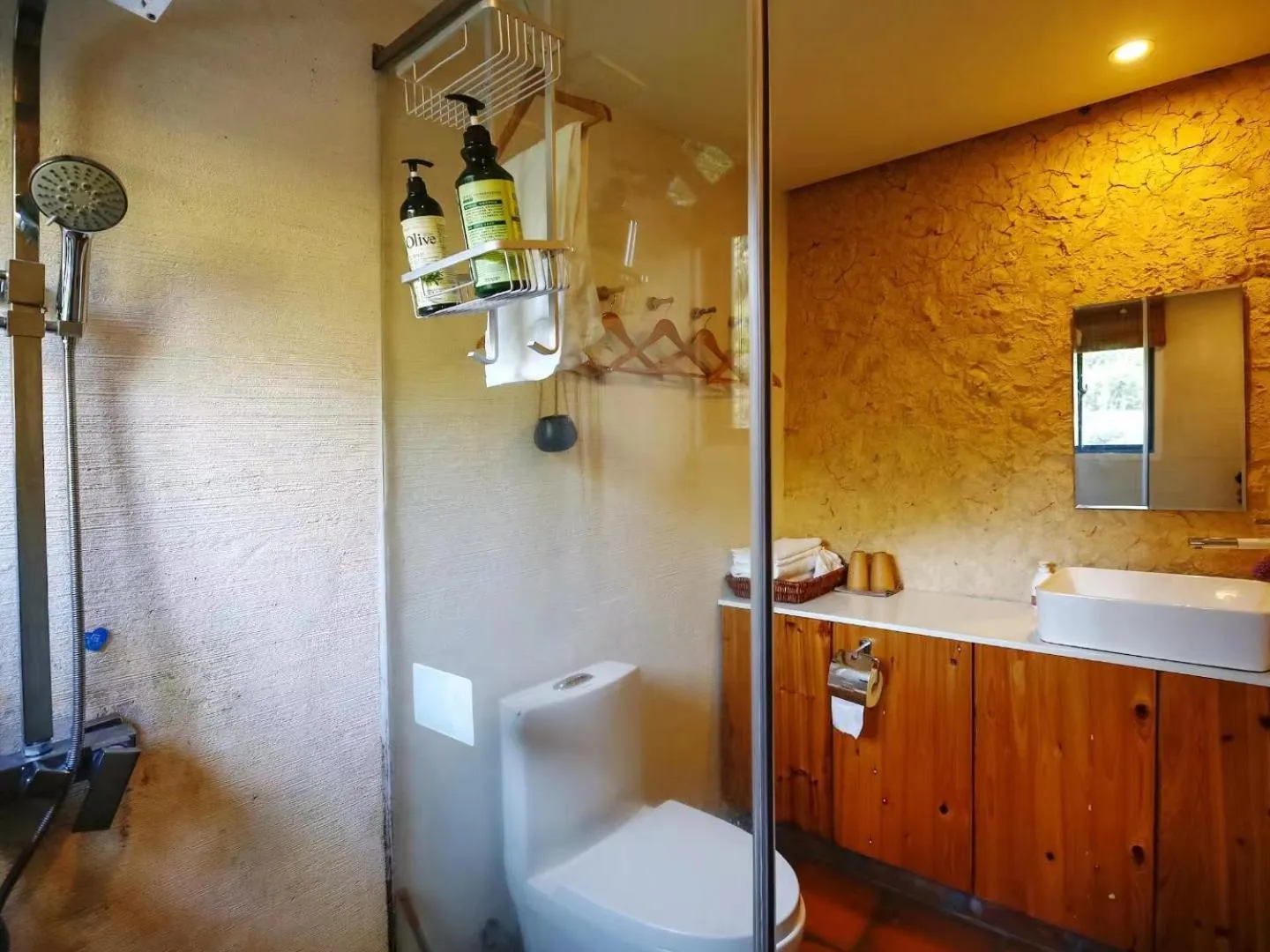 Shower in Tulou Herongzhuang Inn