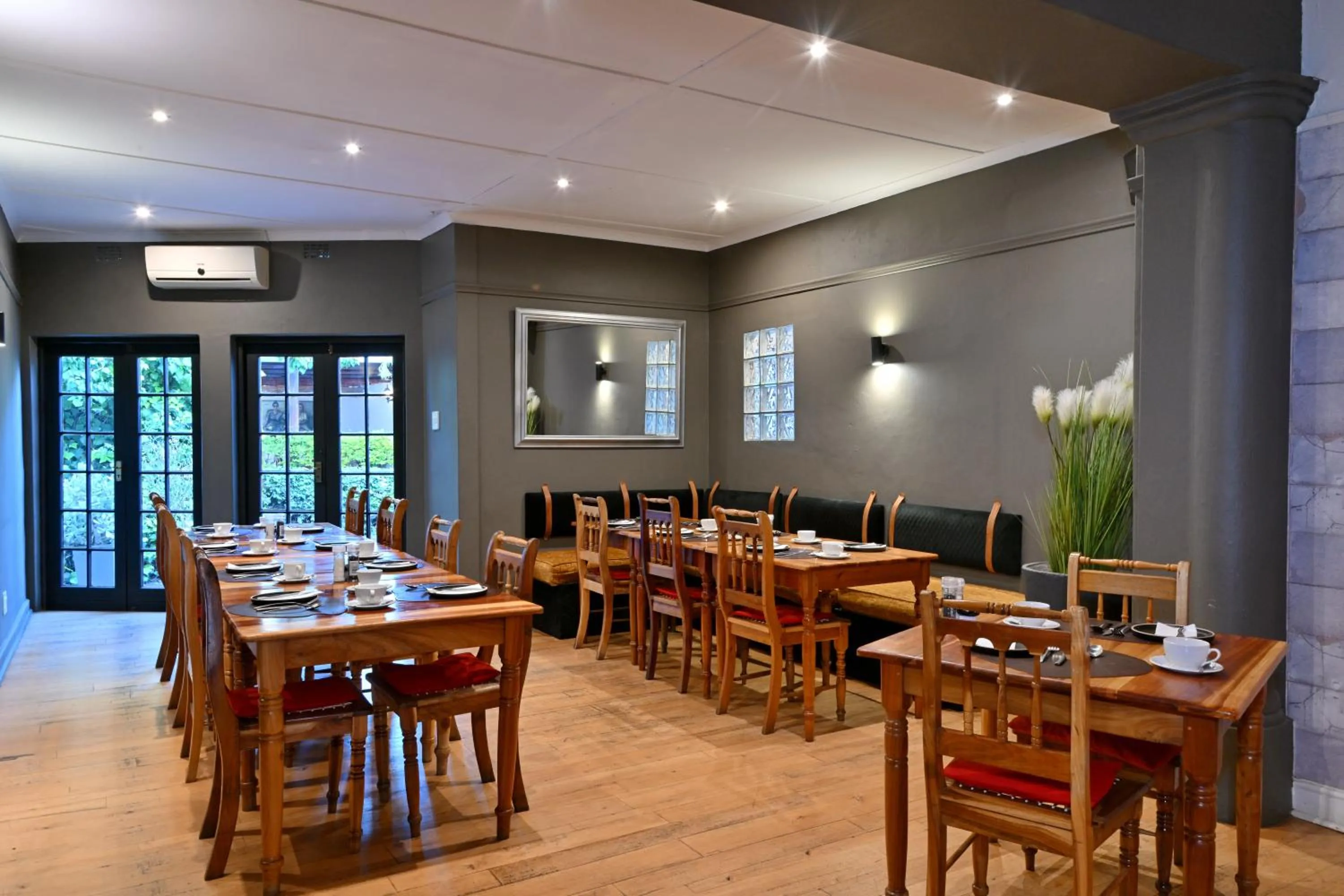 Restaurant/places to eat in Mimosa Lodge