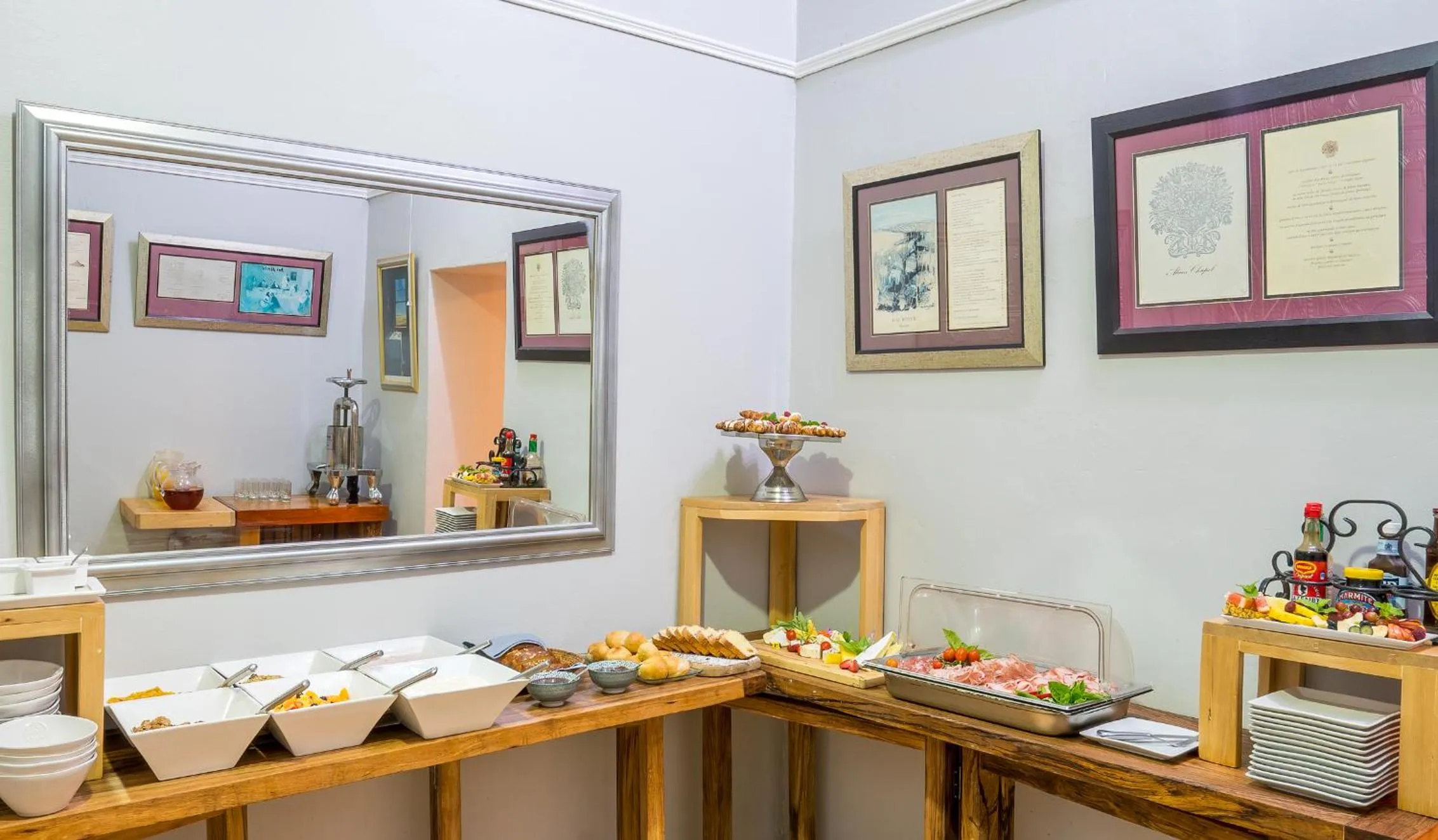 Breakfast in Mimosa Lodge