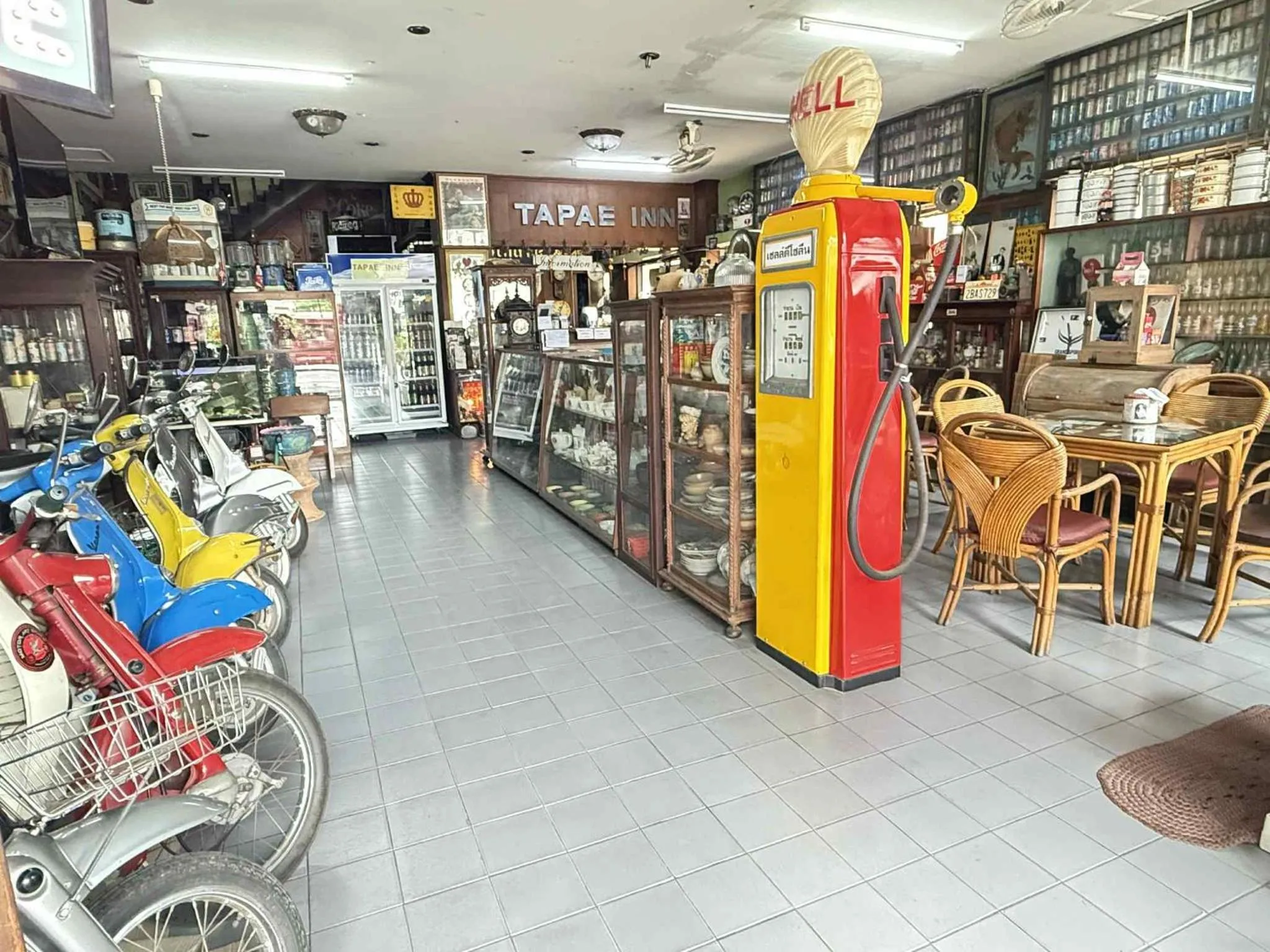 Communal lounge/ TV room in Tapae Inn