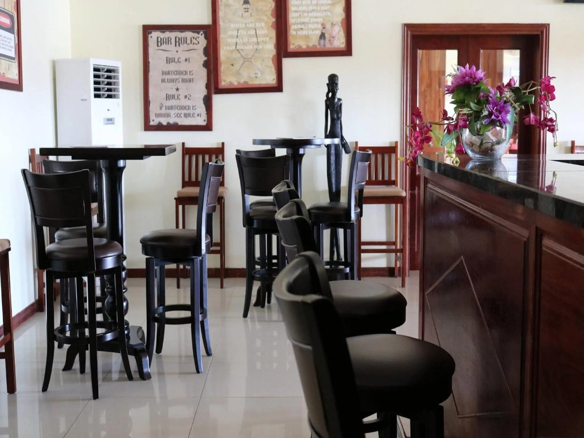 Restaurant/places to eat in Raphael's Hotel