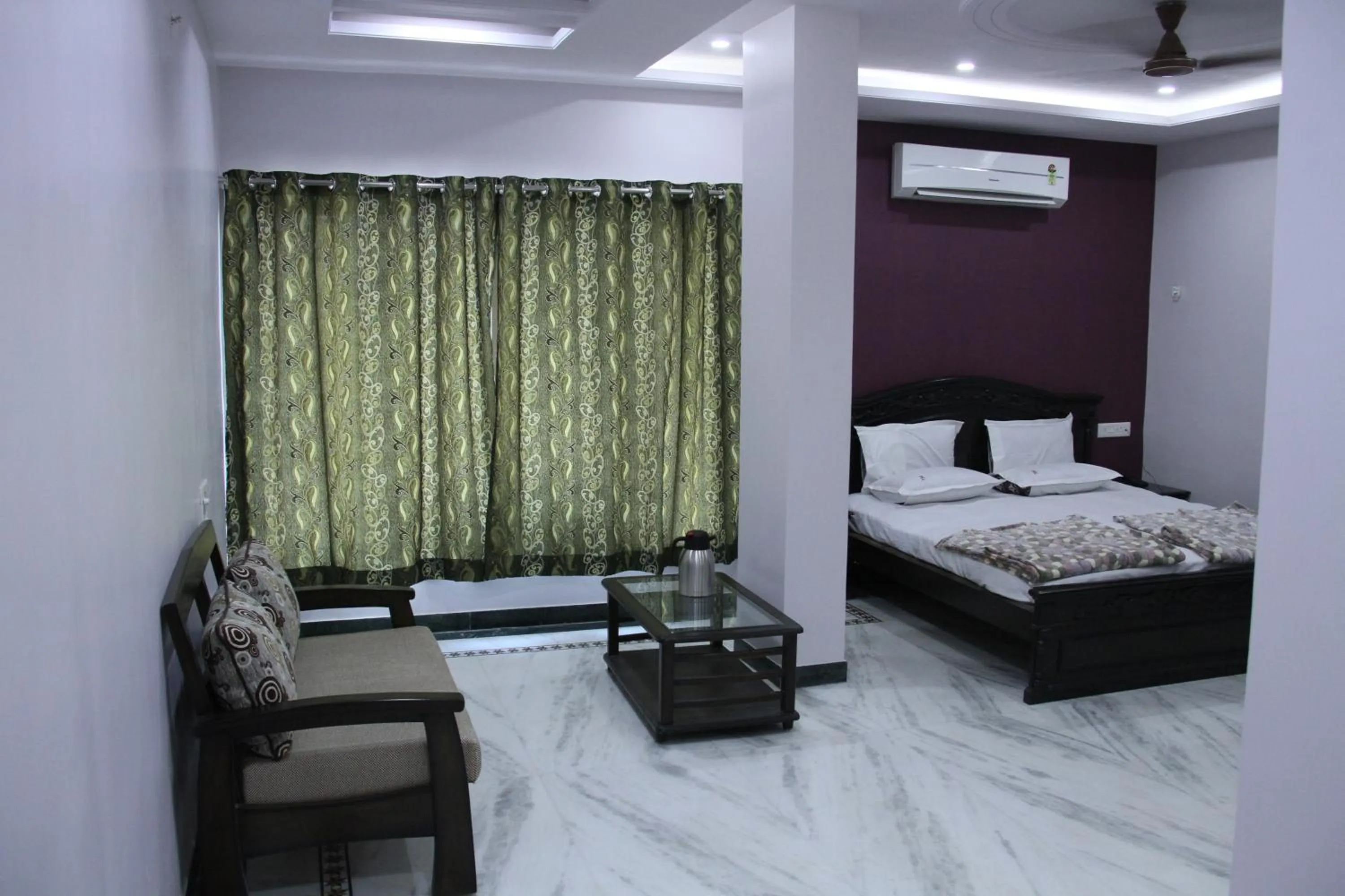 Photo of the whole room, Bed in Hotel Gujrat