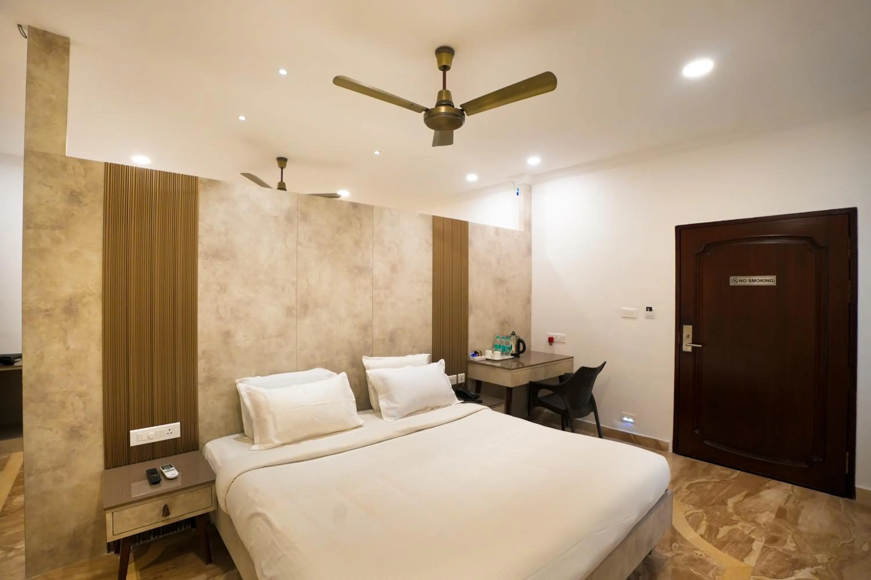 Bedroom, Bed in Avenue 11 Boutique Residences, Poes Garden Chennai