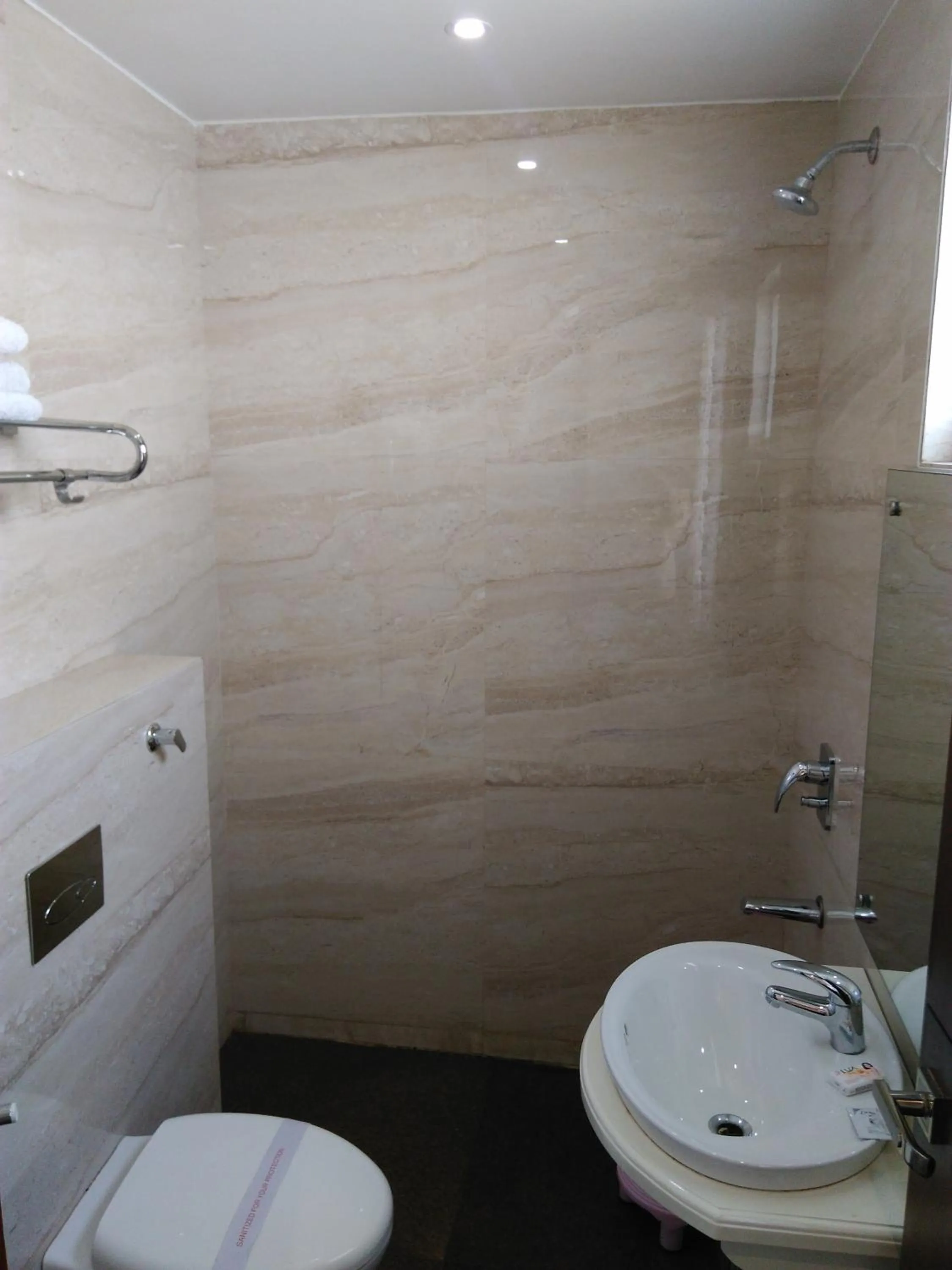 Bathroom in Hotel Taj Heights