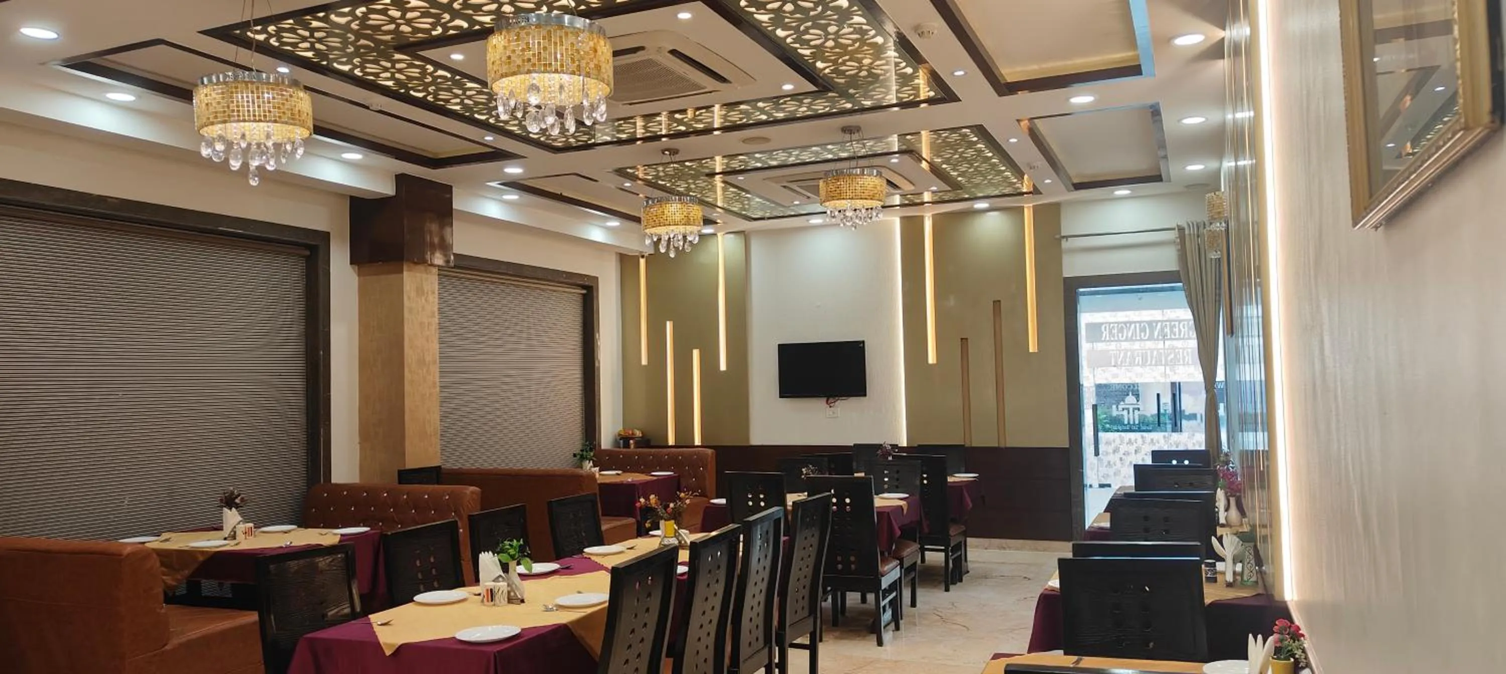 Restaurant/places to eat in Hotel Taj Heights