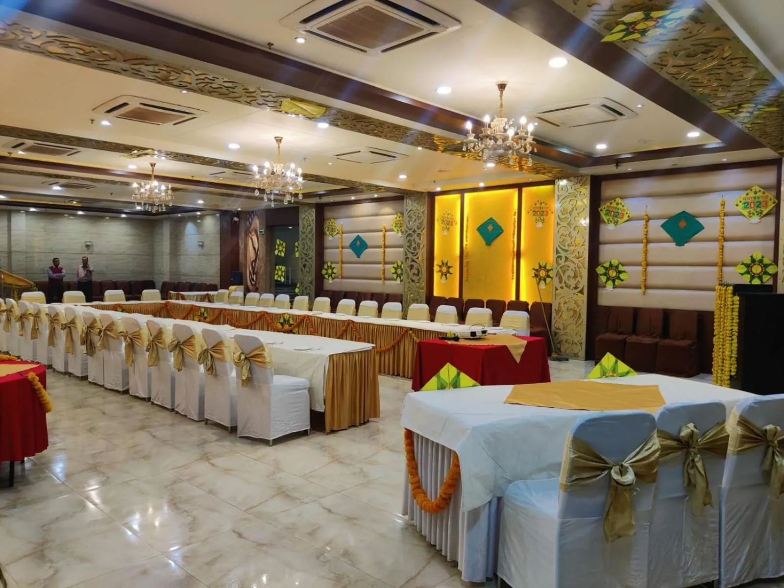 Restaurant/places to eat in Hotel Taj Heights