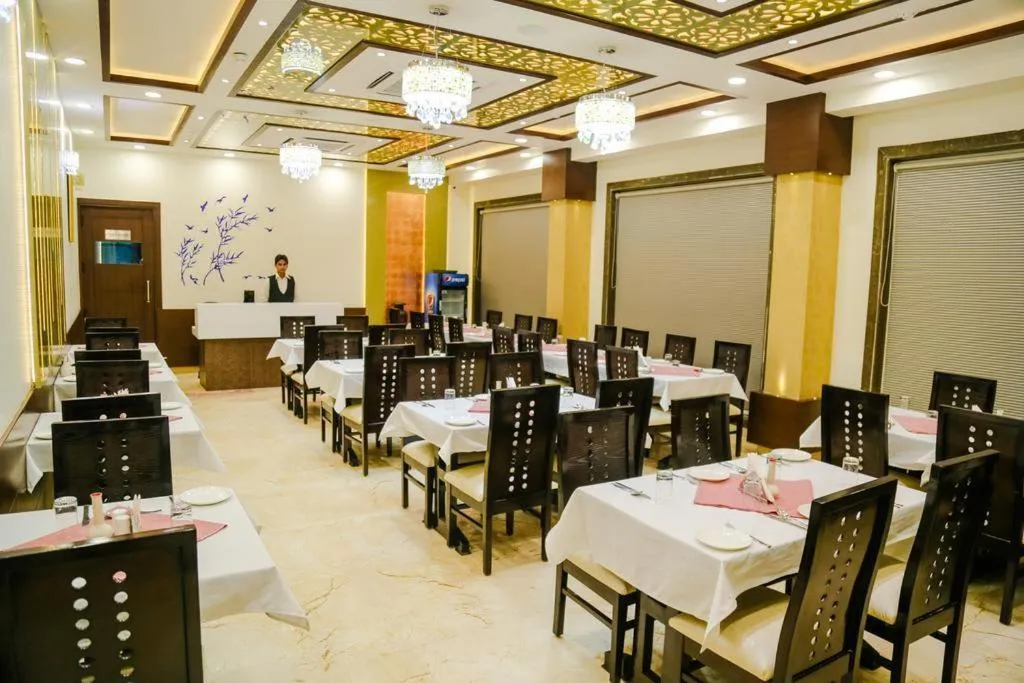 Restaurant/places to eat in Hotel Taj Heights