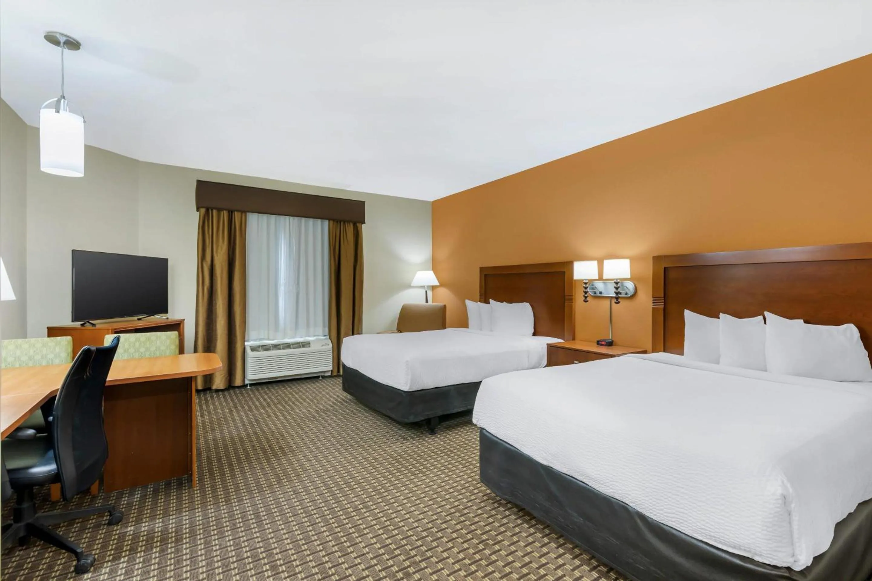 Bedroom, Bed in MainStay Suites Stanley