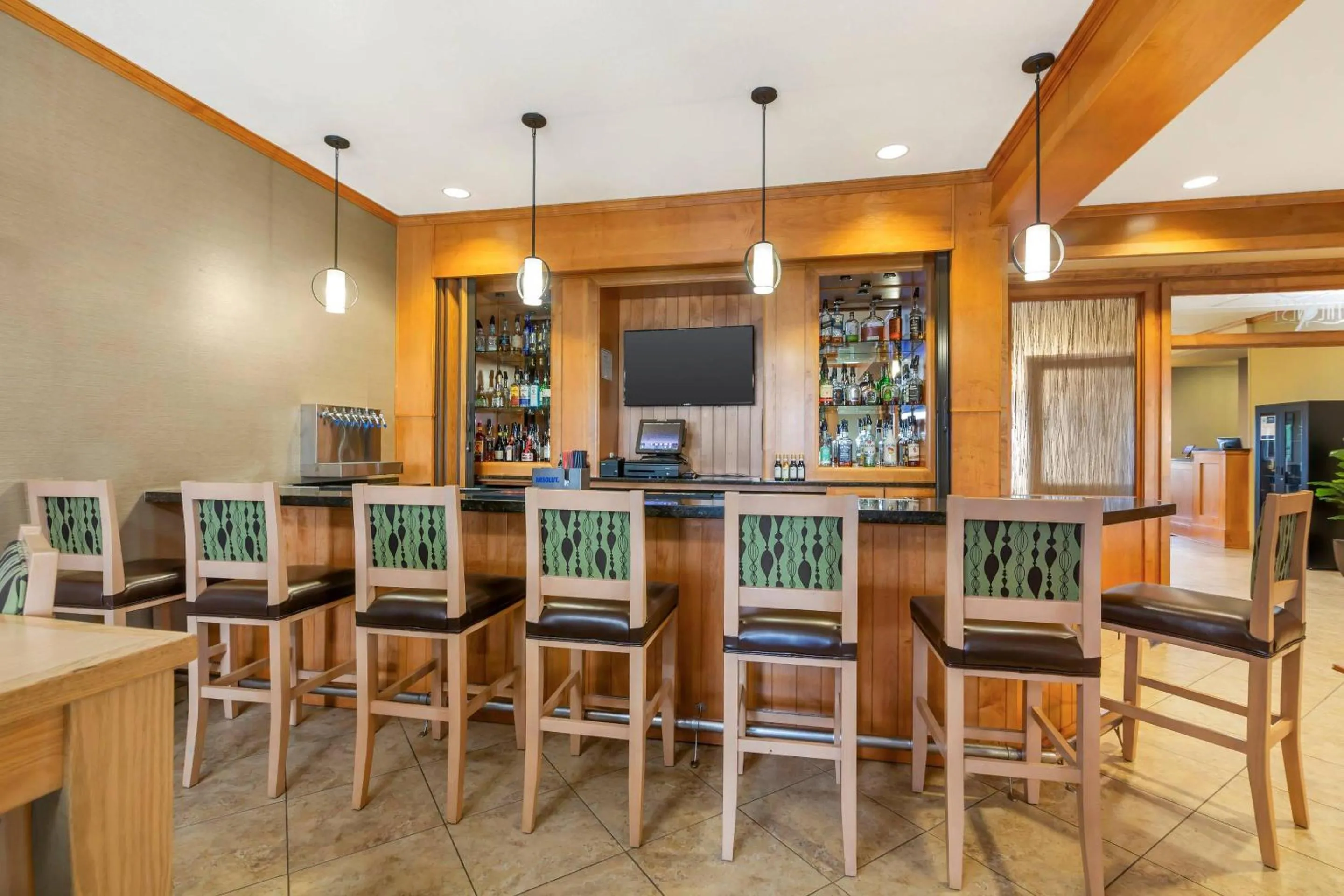 Lounge or bar in MainStay Suites Stanley