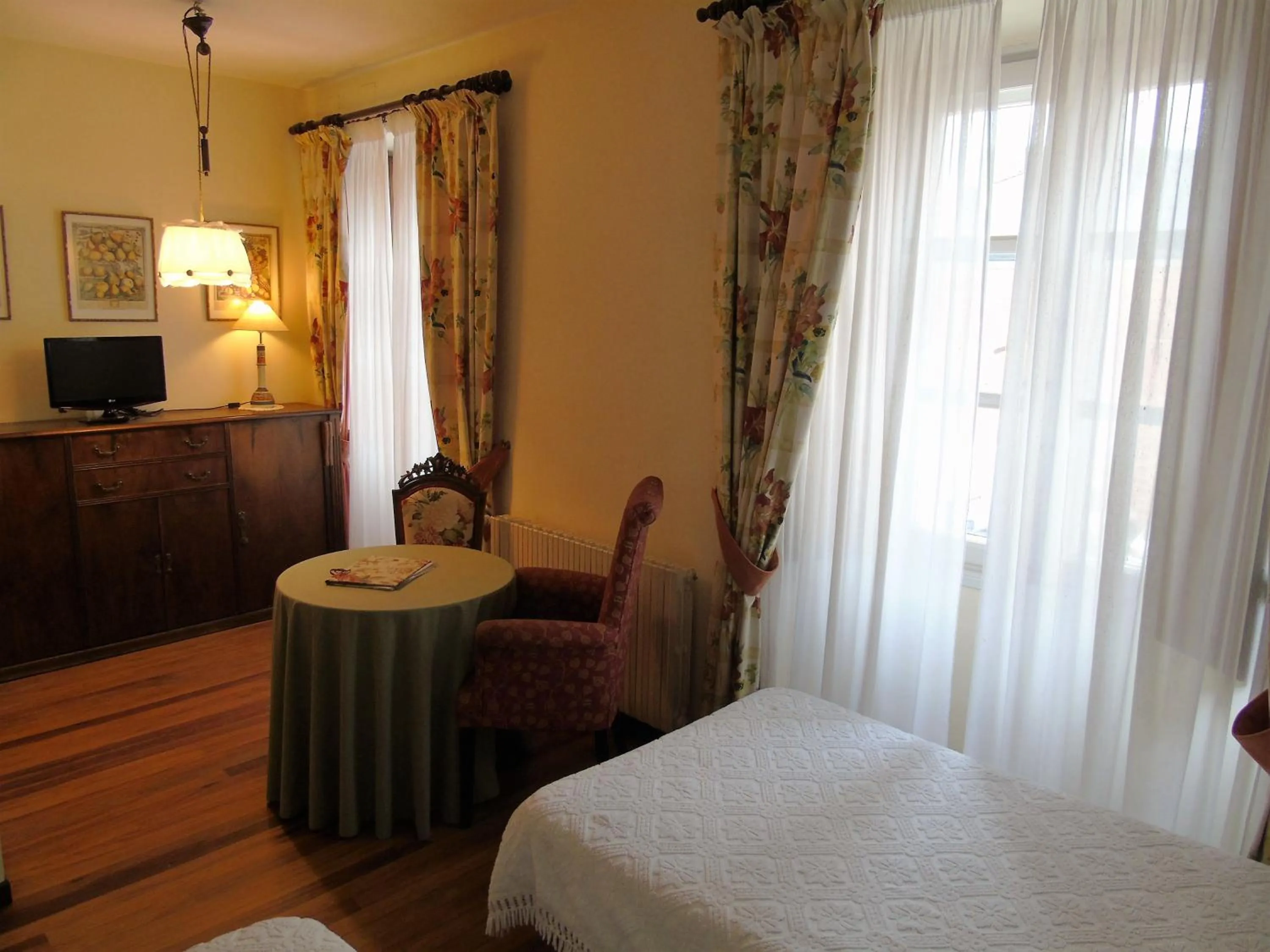 Photo of the whole room, Bed in Casa Grande De Trives