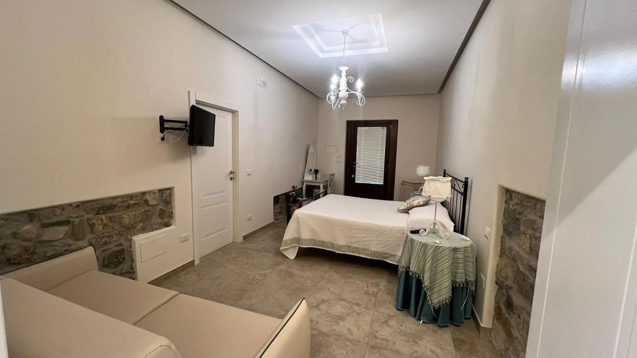 Photo of the whole room, Bed in Caputaquis