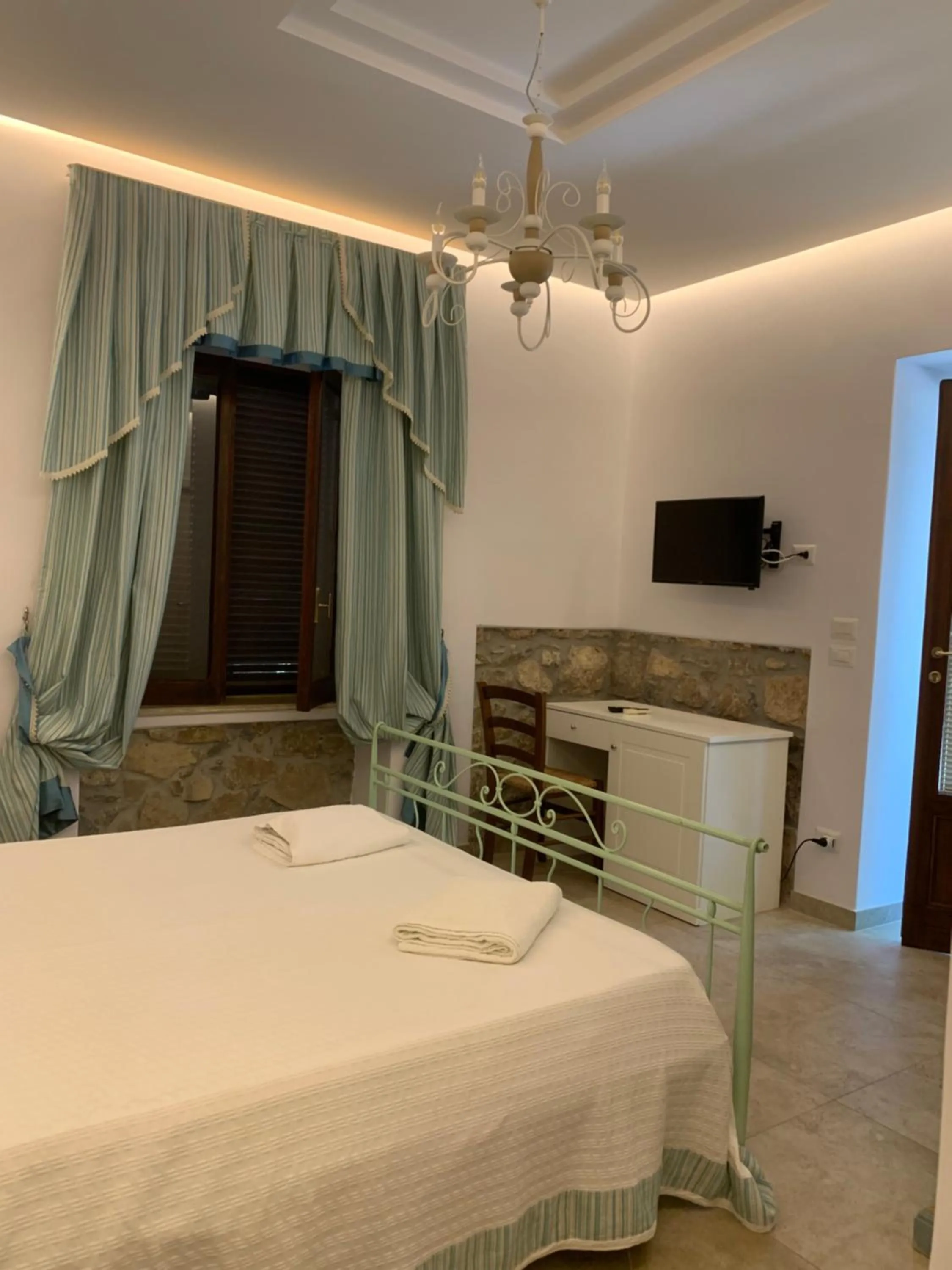 Photo of the whole room, Bed in Caputaquis